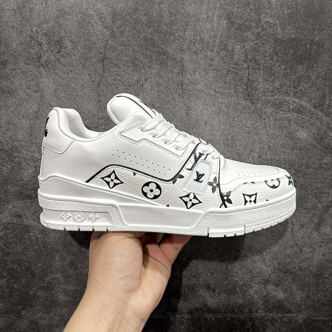 【广东纯原版本】LV TARINE路易威登x Tyler 联名款 驴牌 L家 压花 情侣款 休闲 运动鞋 滑板鞋 原版购入开发 路易威登 x Tyler 合作系列推出 LV Trainer 运动鞋，延续 Virgil Abloh 基于复古篮球鞋创作的经典设计。牛皮革鞋面融入 Craggy Monogram 压纹和路易威登标识，展现 Tyler 对 Monogram 图案和品牌元素的趣味重构 配送专柜精美包装🛍📦 ▪️面料： 原版定制头层牛皮 ▪️内里： 原版定制透气网里 ▪️大底： 原版开模双色TPU组合大底 ▪️底厚： 3CM ▪️尺码：38-46-选品中心