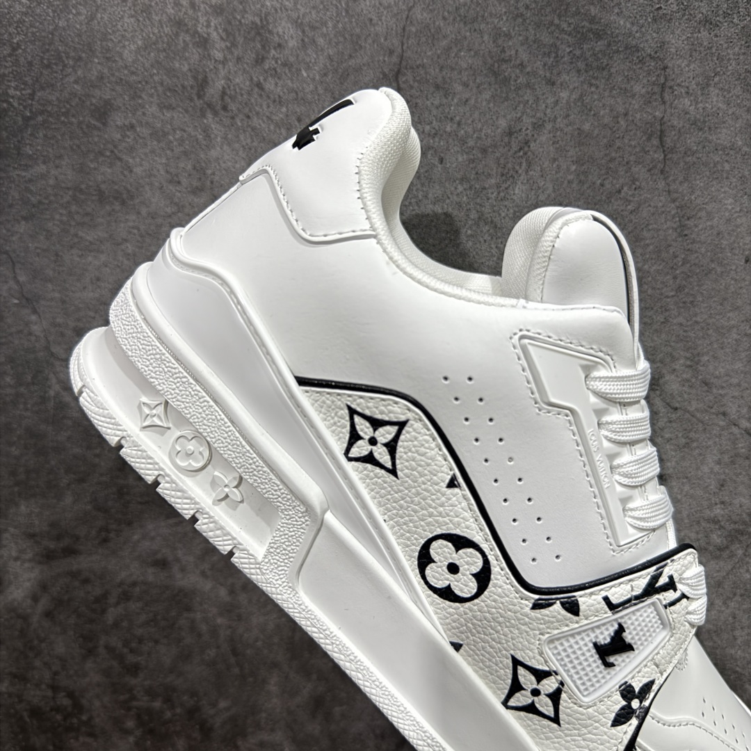 图片[7]-【广东纯原版本】LV TARINE路易威登x Tyler 联名款 驴牌 L家 压花 情侣款 休闲 运动鞋 滑板鞋 原版购入开发 路易威登 x Tyler 合作系列推出 LV Trainer 运动鞋，延续 Virgil Abloh 基于复古篮球鞋创作的经典设计。牛皮革鞋面融入 Craggy Monogram 压纹和路易威登标识，展现 Tyler 对 Monogram 图案和品牌元素的趣味重构 配送专柜精美包装🛍📦 ▪️面料： 原版定制头层牛皮 ▪️内里： 原版定制透气网里 ▪️大底： 原版开模双色TPU组合大底 ▪️底厚： 3CM ▪️尺码：38-46-选品中心