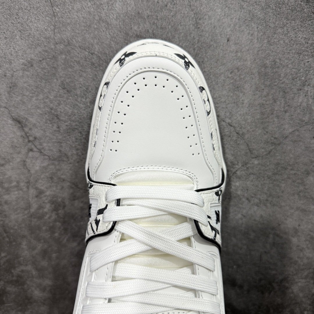 图片[5]-【广东纯原版本】LV TARINE路易威登x Tyler 联名款 驴牌 L家 压花 情侣款 休闲 运动鞋 滑板鞋 原版购入开发 路易威登 x Tyler 合作系列推出 LV Trainer 运动鞋，延续 Virgil Abloh 基于复古篮球鞋创作的经典设计。牛皮革鞋面融入 Craggy Monogram 压纹和路易威登标识，展现 Tyler 对 Monogram 图案和品牌元素的趣味重构 配送专柜精美包装🛍📦 ▪️面料： 原版定制头层牛皮 ▪️内里： 原版定制透气网里 ▪️大底： 原版开模双色TPU组合大底 ▪️底厚： 3CM ▪️尺码：38-46-选品中心