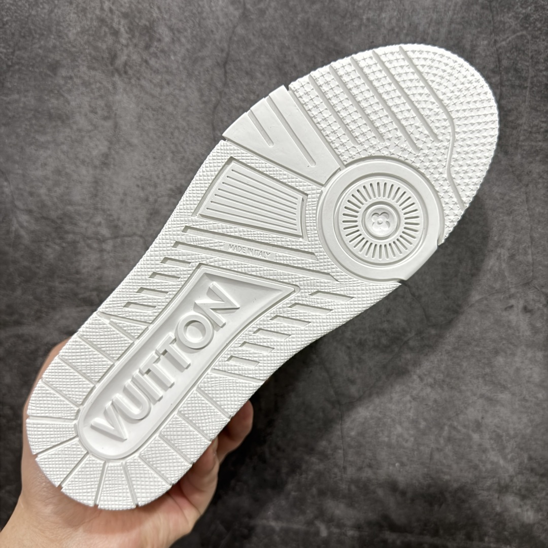 图片[9]-【广东纯原版本】LV TARINE路易威登x Tyler 联名款 驴牌 L家 压花 情侣款 休闲 运动鞋 滑板鞋 原版购入开发 路易威登 x Tyler 合作系列推出 LV Trainer 运动鞋，延续 Virgil Abloh 基于复古篮球鞋创作的经典设计。牛皮革鞋面融入 Craggy Monogram 压纹和路易威登标识，展现 Tyler 对 Monogram 图案和品牌元素的趣味重构 配送专柜精美包装🛍📦 ▪️面料： 原版定制头层牛皮 ▪️内里： 原版定制透气网里 ▪️大底： 原版开模双色TPU组合大底 ▪️底厚： 3CM ▪️尺码：38-46-选品中心