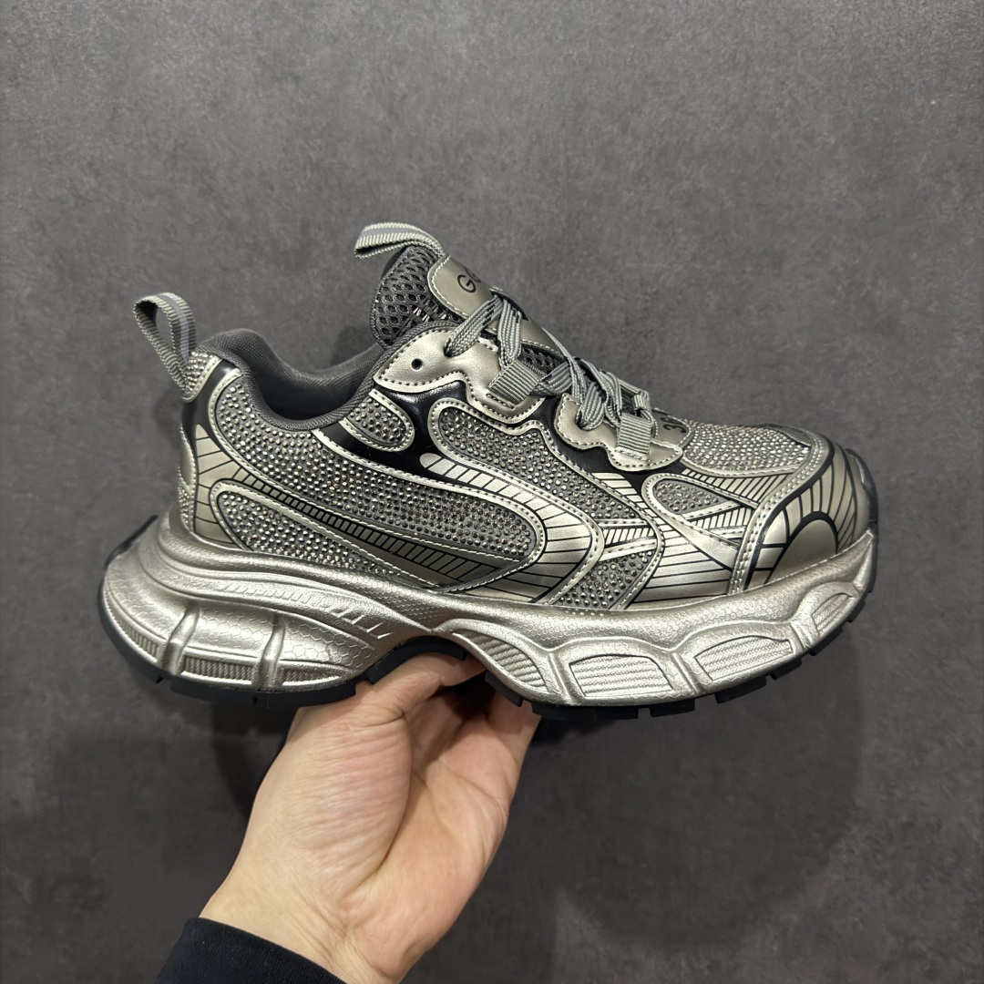 【广东纯原版本】GG-CC Chunky Low镶钻休闲运动老爹鞋系列 #广东大厂出品 完美细节 25ss春季新款 大长腿 时髦look轻松定格 不费力展现率性氛围 酷帅机能风不规则设计大底 GGCC 银灰色拼色造型设计 轻便舒适百搭 不管怎么搭都敲好看~ 尺码: 35 36 37 38 39 40-选品中心