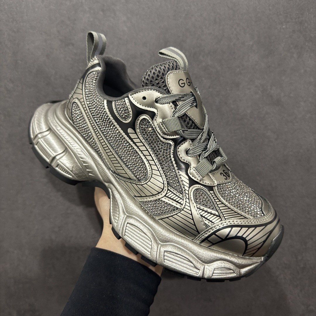 图片[3]-【广东纯原版本】GG-CC Chunky Low镶钻休闲运动老爹鞋系列 #广东大厂出品 完美细节 25ss春季新款 大长腿 时髦look轻松定格 不费力展现率性氛围 酷帅机能风不规则设计大底 GGCC 银灰色拼色造型设计 轻便舒适百搭 不管怎么搭都敲好看~ 尺码： 35 36 37 38 39 40-选品中心