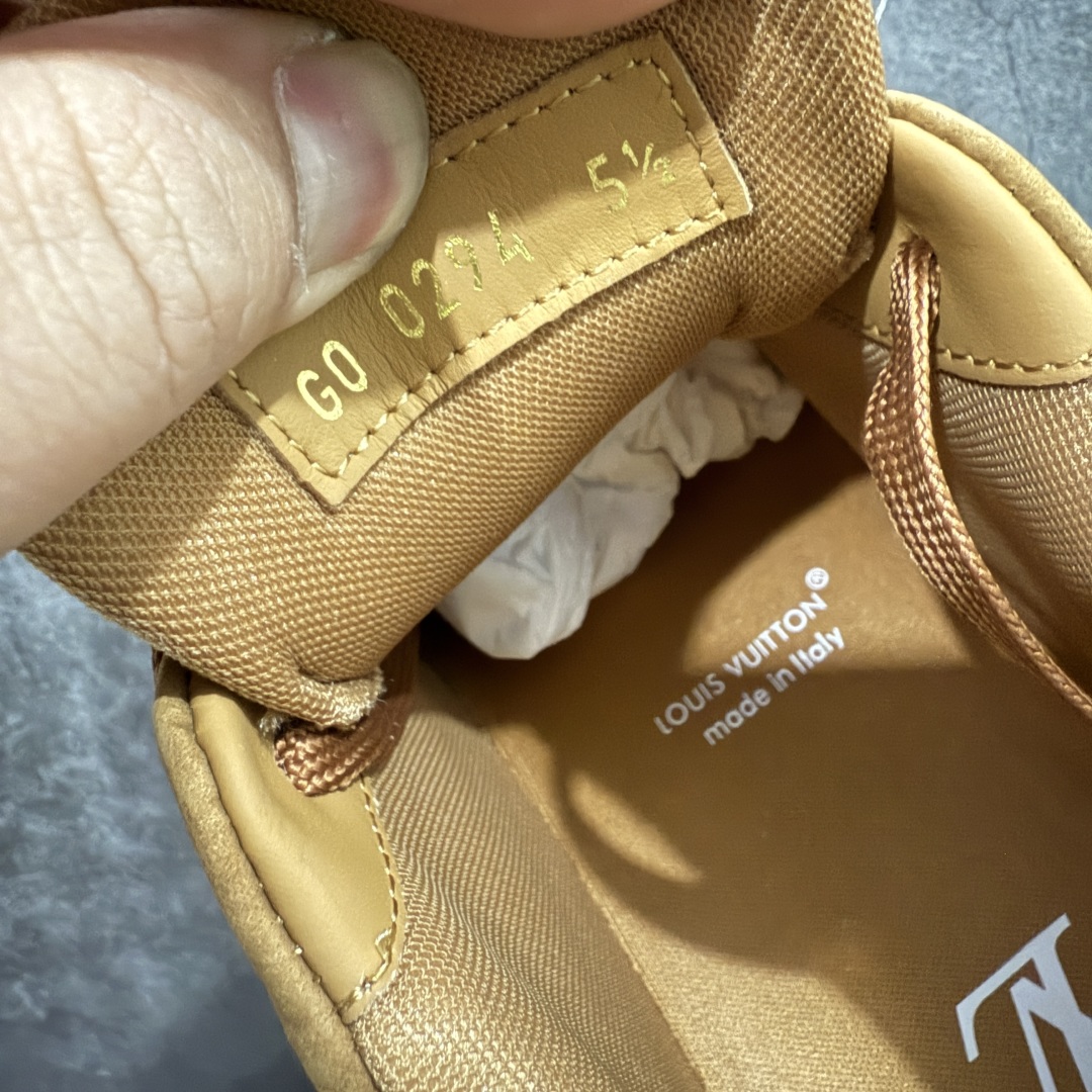 图片[8]-【海淘代购升级版】 现货当天可取 LV Trainer系列高奢运动鞋 小麦色铆钉 新款芯片顶级 潮人必备单品 同步ZP官网空胶工艺 鞋舌、挂饰均镶嵌NFC芯片感应装置 正确胶片断点式设计 中底正确还原原版油印字母比例 1：1原楦格板、楦头、刀磨全新升级！ 独家订制顶级压纹麂皮 原版开模TPU大底 质感原版一致 垫脚聚米微料加透气英伦网布 披靡市场任何版本！细节完美呈现！ 代购指定版本 全新升级最新双盒包装 扫码秒进官网！ 全套包装配件同比原版 尺码： 38-46-选品中心