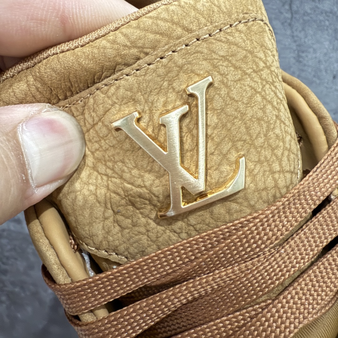 图片[7]-【海淘代购升级版】 现货当天可取 LV Trainer系列高奢运动鞋 小麦色铆钉 新款芯片顶级 潮人必备单品 同步ZP官网空胶工艺 鞋舌、挂饰均镶嵌NFC芯片感应装置 正确胶片断点式设计 中底正确还原原版油印字母比例 1：1原楦格板、楦头、刀磨全新升级！ 独家订制顶级压纹麂皮 原版开模TPU大底 质感原版一致 垫脚聚米微料加透气英伦网布 披靡市场任何版本！细节完美呈现！ 代购指定版本 全新升级最新双盒包装 扫码秒进官网！ 全套包装配件同比原版 尺码： 38-46-选品中心