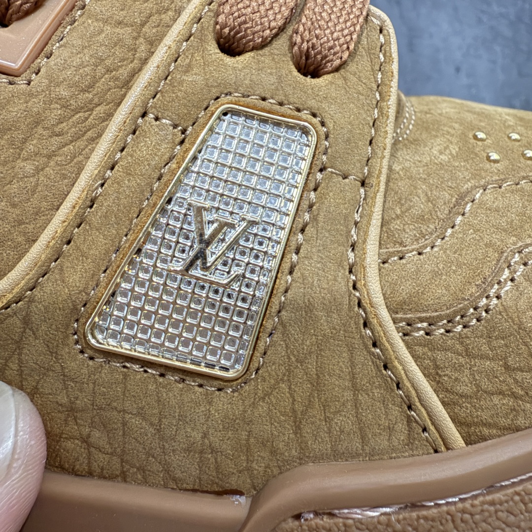 图片[4]-【海淘代购升级版】 现货当天可取 LV Trainer系列高奢运动鞋 小麦色铆钉 新款芯片顶级 潮人必备单品 同步ZP官网空胶工艺 鞋舌、挂饰均镶嵌NFC芯片感应装置 正确胶片断点式设计 中底正确还原原版油印字母比例 1：1原楦格板、楦头、刀磨全新升级！ 独家订制顶级压纹麂皮 原版开模TPU大底 质感原版一致 垫脚聚米微料加透气英伦网布 披靡市场任何版本！细节完美呈现！ 代购指定版本 全新升级最新双盒包装 扫码秒进官网！ 全套包装配件同比原版 尺码： 38-46-选品中心