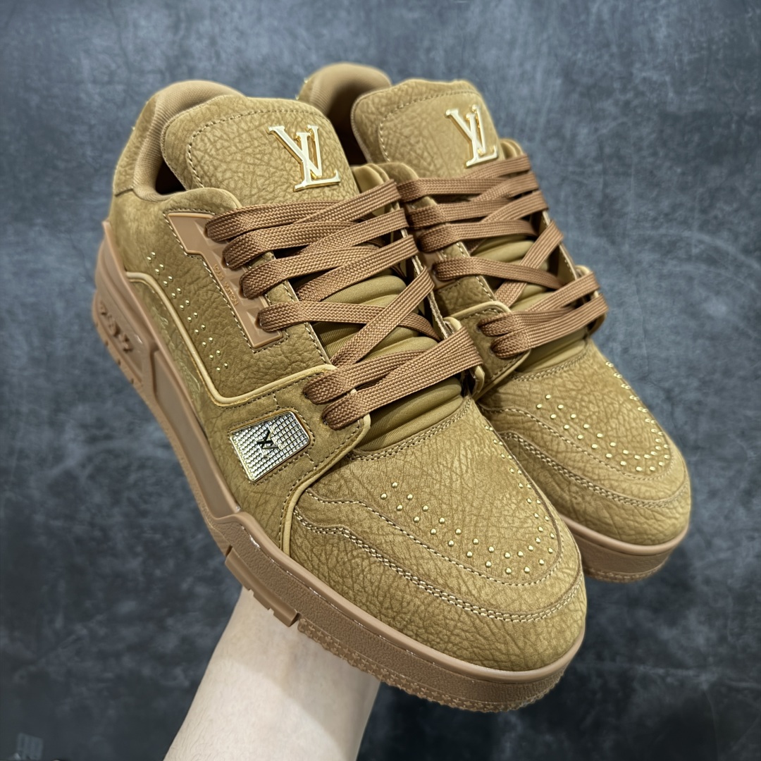 【海淘代购升级版】 现货当天可取 LV Trainer系列高奢运动鞋 小麦色铆钉 新款芯片顶级 潮人必备单品 同步ZP官网空胶工艺 鞋舌、挂饰均镶嵌NFC芯片感应装置 正确胶片断点式设计 中底正确还原原版油印字母比例 1：1原楦格板、楦头、刀磨全新升级！ 独家订制顶级压纹麂皮 原版开模TPU大底 质感原版一致 垫脚聚米微料加透气英伦网布 披靡市场任何版本！细节完美呈现！ 代购指定版本 全新升级最新双盒包装 扫码秒进官网！ 全套包装配件同比原版 尺码： 38-46-选品中心
