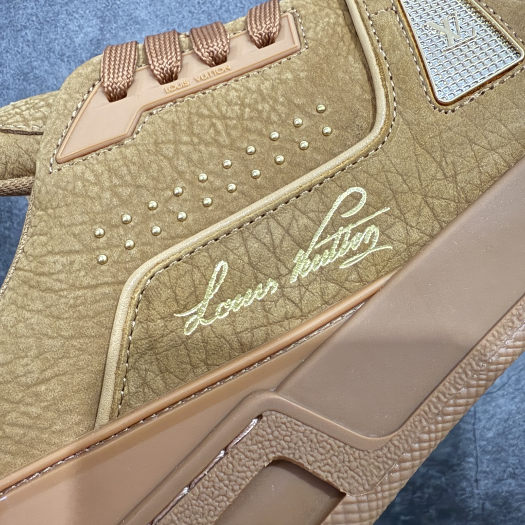 图片[3]-【海淘代购升级版】 现货当天可取 LV Trainer系列高奢运动鞋 小麦色铆钉 新款芯片顶级 潮人必备单品 同步ZP官网空胶工艺 鞋舌、挂饰均镶嵌NFC芯片感应装置 正确胶片断点式设计 中底正确还原原版油印字母比例 1：1原楦格板、楦头、刀磨全新升级！ 独家订制顶级压纹麂皮 原版开模TPU大底 质感原版一致 垫脚聚米微料加透气英伦网布 披靡市场任何版本！细节完美呈现！ 代购指定版本 全新升级最新双盒包装 扫码秒进官网！ 全套包装配件同比原版 尺码： 38-46-选品中心