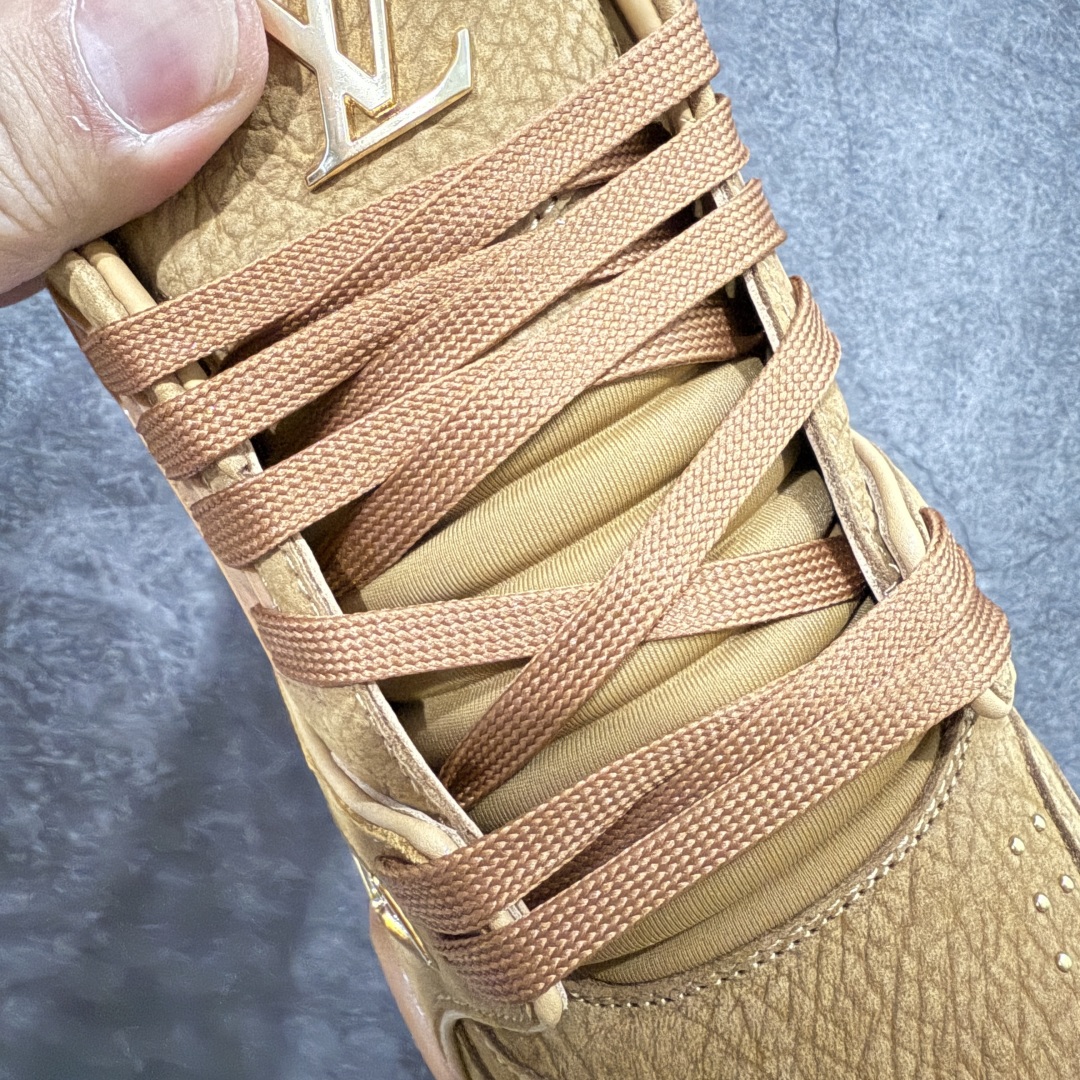 图片[6]-【海淘代购升级版】 现货当天可取 LV Trainer系列高奢运动鞋 小麦色铆钉 新款芯片顶级 潮人必备单品 同步ZP官网空胶工艺 鞋舌、挂饰均镶嵌NFC芯片感应装置 正确胶片断点式设计 中底正确还原原版油印字母比例 1：1原楦格板、楦头、刀磨全新升级！ 独家订制顶级压纹麂皮 原版开模TPU大底 质感原版一致 垫脚聚米微料加透气英伦网布 披靡市场任何版本！细节完美呈现！ 代购指定版本 全新升级最新双盒包装 扫码秒进官网！ 全套包装配件同比原版 尺码： 38-46-选品中心