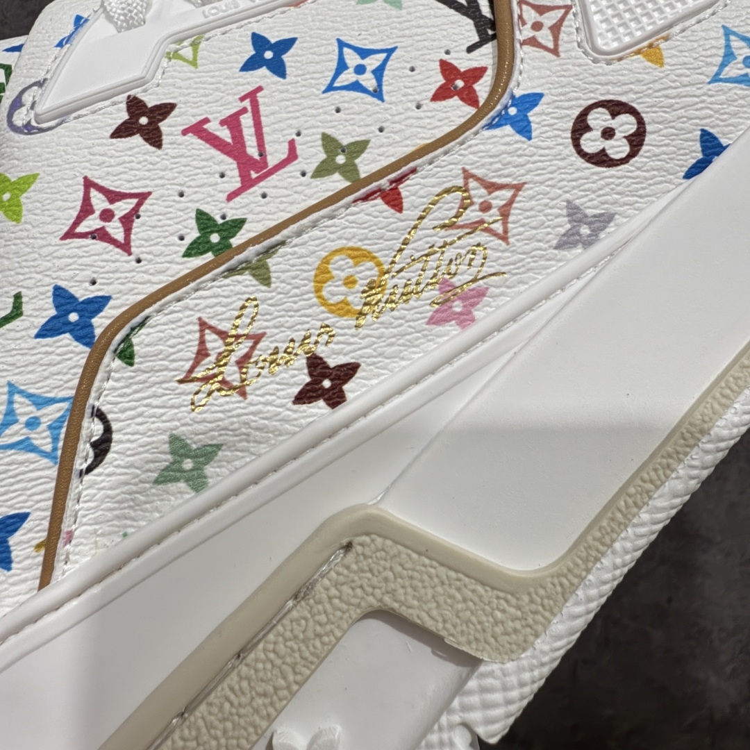 图片[3]-【海淘代购升级版】 现货当天可取 LV Trainer系列高奢运动鞋 Louis Vuitton LV Trainer系列 &村上隆/Takashi Murakami 白三彩白色 新款芯片顶级 潮人必备单品 同步ZP官网空胶工艺 鞋舌、挂饰均镶嵌NFC芯片感应装置 正确胶片断点式设计 中底正确还原原版油印字母比例 1：1原楦格板、楦头、刀磨全新升级！ 独家订制顶级压纹麂皮 原版开模TPU大底 质感原版一致 垫脚聚米微料加透气英伦网布 披靡市场任何版本！细节完美呈现！ 代购指定版本 全新升级最新双盒包装 扫码秒进官网！ 全套包装配件同比原版 尺码： 35-46-选品中心