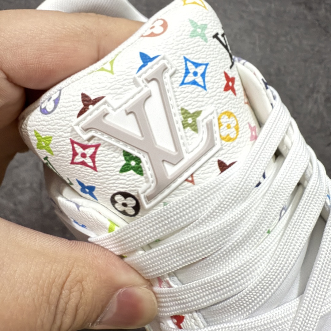图片[6]-【海淘代购升级版】 现货当天可取 LV Trainer系列高奢运动鞋 Louis Vuitton LV Trainer系列 &村上隆/Takashi Murakami 白三彩白色 新款芯片顶级 潮人必备单品 同步ZP官网空胶工艺 鞋舌、挂饰均镶嵌NFC芯片感应装置 正确胶片断点式设计 中底正确还原原版油印字母比例 1：1原楦格板、楦头、刀磨全新升级！ 独家订制顶级压纹麂皮 原版开模TPU大底 质感原版一致 垫脚聚米微料加透气英伦网布 披靡市场任何版本！细节完美呈现！ 代购指定版本 全新升级最新双盒包装 扫码秒进官网！ 全套包装配件同比原版 尺码： 35-46-选品中心