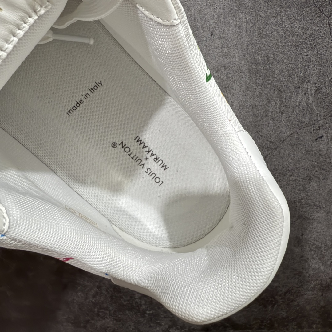 图片[8]-【海淘代购升级版】 现货当天可取 LV Trainer系列高奢运动鞋 Louis Vuitton LV Trainer系列 &村上隆/Takashi Murakami 白三彩白色 新款芯片顶级 潮人必备单品 同步ZP官网空胶工艺 鞋舌、挂饰均镶嵌NFC芯片感应装置 正确胶片断点式设计 中底正确还原原版油印字母比例 1：1原楦格板、楦头、刀磨全新升级！ 独家订制顶级压纹麂皮 原版开模TPU大底 质感原版一致 垫脚聚米微料加透气英伦网布 披靡市场任何版本！细节完美呈现！ 代购指定版本 全新升级最新双盒包装 扫码秒进官网！ 全套包装配件同比原版 尺码： 35-46-选品中心