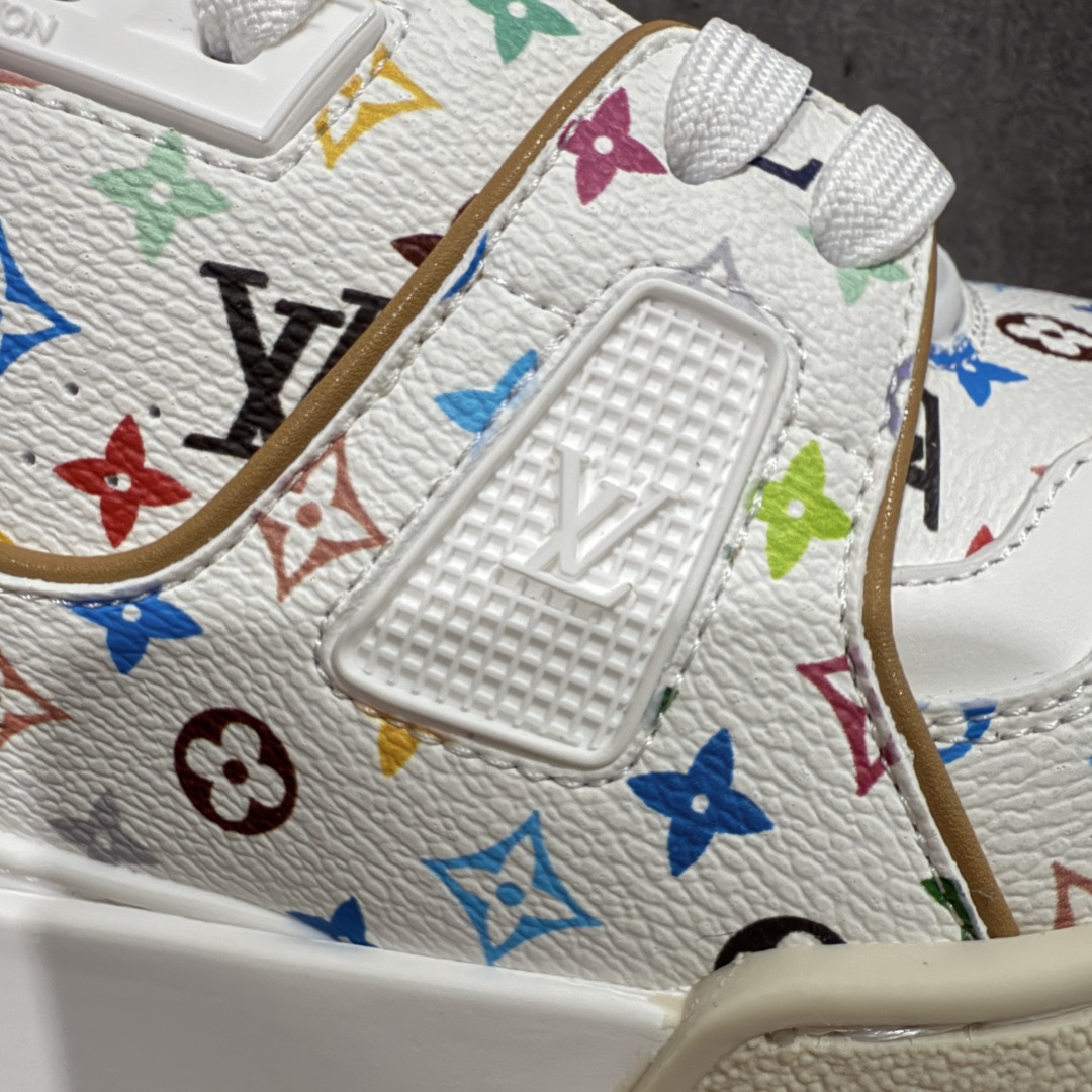 图片[4]-【海淘代购升级版】 现货当天可取 LV Trainer系列高奢运动鞋 Louis Vuitton LV Trainer系列 &村上隆/Takashi Murakami 白三彩白色 新款芯片顶级 潮人必备单品 同步ZP官网空胶工艺 鞋舌、挂饰均镶嵌NFC芯片感应装置 正确胶片断点式设计 中底正确还原原版油印字母比例 1：1原楦格板、楦头、刀磨全新升级！ 独家订制顶级压纹麂皮 原版开模TPU大底 质感原版一致 垫脚聚米微料加透气英伦网布 披靡市场任何版本！细节完美呈现！ 代购指定版本 全新升级最新双盒包装 扫码秒进官网！ 全套包装配件同比原版 尺码： 35-46-选品中心