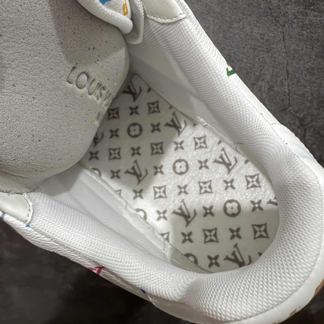 图片[9]-【海淘代购升级版】 现货当天可取 LV Trainer系列高奢运动鞋 Louis Vuitton LV Trainer系列 &村上隆/Takashi Murakami 白三彩白色 新款芯片顶级 潮人必备单品 同步ZP官网空胶工艺 鞋舌、挂饰均镶嵌NFC芯片感应装置 正确胶片断点式设计 中底正确还原原版油印字母比例 1：1原楦格板、楦头、刀磨全新升级！ 独家订制顶级压纹麂皮 原版开模TPU大底 质感原版一致 垫脚聚米微料加透气英伦网布 披靡市场任何版本！细节完美呈现！ 代购指定版本 全新升级最新双盒包装 扫码秒进官网！ 全套包装配件同比原版 尺码： 35-46-选品中心
