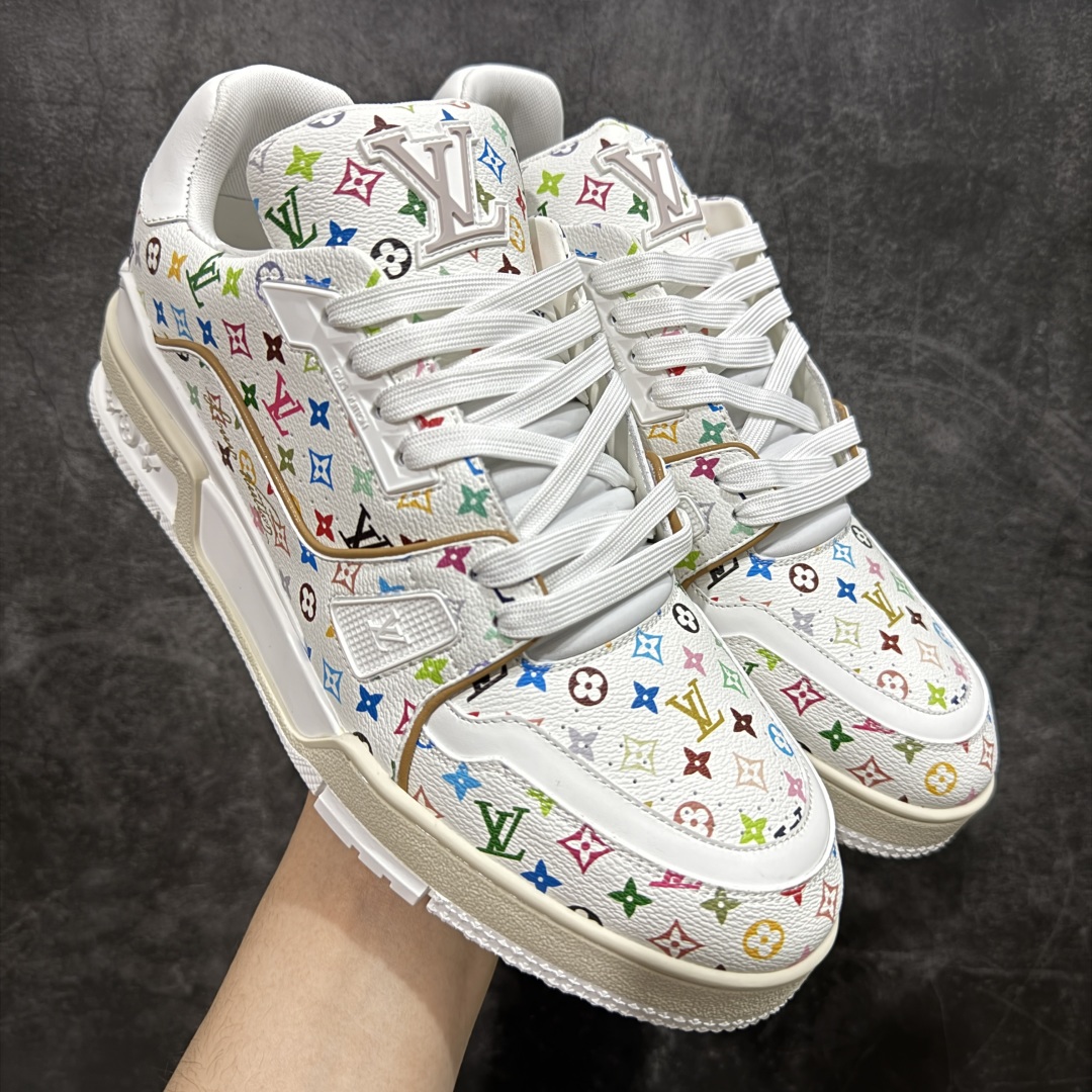 【海淘代购升级版】 现货当天可取 LV Trainer系列高奢运动鞋 Louis Vuitton LV Trainer系列 &村上隆/Takashi Murakami 白三彩白色 新款芯片顶级 潮人必备单品 同步ZP官网空胶工艺 鞋舌、挂饰均镶嵌NFC芯片感应装置 正确胶片断点式设计 中底正确还原原版油印字母比例 1：1原楦格板、楦头、刀磨全新升级！ 独家订制顶级压纹麂皮 原版开模TPU大底 质感原版一致 垫脚聚米微料加透气英伦网布 披靡市场任何版本！细节完美呈现！ 代购指定版本 全新升级最新双盒包装 扫码秒进官网！ 全套包装配件同比原版 尺码： 35-46-选品中心