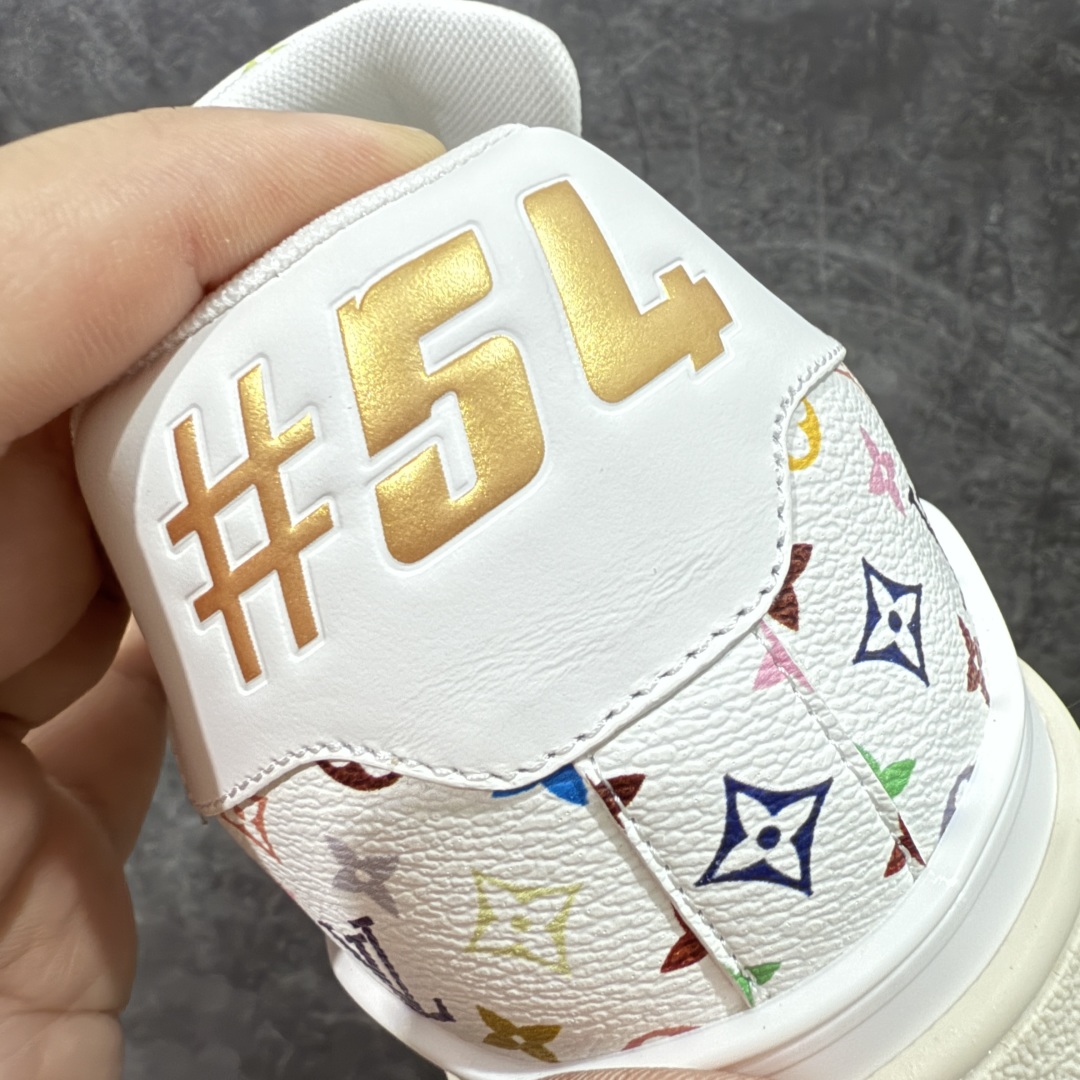 图片[2]-【海淘代购升级版】 现货当天可取 LV Trainer系列高奢运动鞋 Louis Vuitton LV Trainer系列 &村上隆/Takashi Murakami 白三彩白色 新款芯片顶级 潮人必备单品 同步ZP官网空胶工艺 鞋舌、挂饰均镶嵌NFC芯片感应装置 正确胶片断点式设计 中底正确还原原版油印字母比例 1：1原楦格板、楦头、刀磨全新升级！ 独家订制顶级压纹麂皮 原版开模TPU大底 质感原版一致 垫脚聚米微料加透气英伦网布 披靡市场任何版本！细节完美呈现！ 代购指定版本 全新升级最新双盒包装 扫码秒进官网！ 全套包装配件同比原版 尺码： 35-46-选品中心