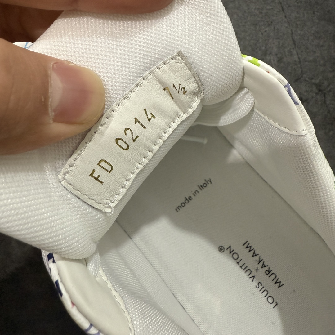 图片[7]-【海淘代购升级版】 现货当天可取 LV Trainer系列高奢运动鞋 Louis Vuitton LV Trainer系列 &村上隆/Takashi Murakami 白三彩白色 新款芯片顶级 潮人必备单品 同步ZP官网空胶工艺 鞋舌、挂饰均镶嵌NFC芯片感应装置 正确胶片断点式设计 中底正确还原原版油印字母比例 1：1原楦格板、楦头、刀磨全新升级！ 独家订制顶级压纹麂皮 原版开模TPU大底 质感原版一致 垫脚聚米微料加透气英伦网布 披靡市场任何版本！细节完美呈现！ 代购指定版本 全新升级最新双盒包装 扫码秒进官网！ 全套包装配件同比原版 尺码： 35-46-选品中心