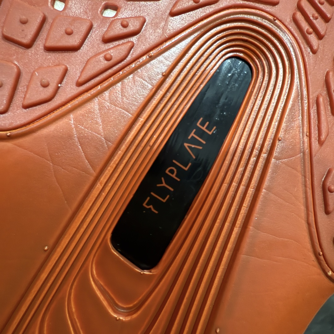 图片[8]-【纯原版】NK Zoom Fly 6 EK竞速飞行6代系列低帮轻质缓震透气休闲运动跑步鞋HJ7038-100 全新纯原版 超高清洁度做工 正确组合大底 内置抗扭片 完美版型 还原脚感 健身跑步必备跑鞋💪🏻 NK旗下主打竞速训练的Zoom Fly 6突然官宣，让不少跑步玩家都激动万分。根据 Nike 的官方说法，鞋款由基普乔格亲自监制并测试，可以说是受到地球最强跑者肯定的一双鞋。近日，这双鞋迎来基普乔格专属配色，并释出了官图。灵感来自基普乔格在土地跑道训练的经历，中底造型旨在还原训练后尘土覆盖的感觉。外观方面，延续了超大 Swoosh 的标志性设计，中底充满棱角感与层次感。科技方面，搭载加量ZoomX 与 SR-02 泡绵及全掌型 FlyPlate 碳纤维板 尺码：36 36.5 37.5 38 38.5 39 40 40.5 41 42 42.5 43 44 44.5 45 46-选品中心