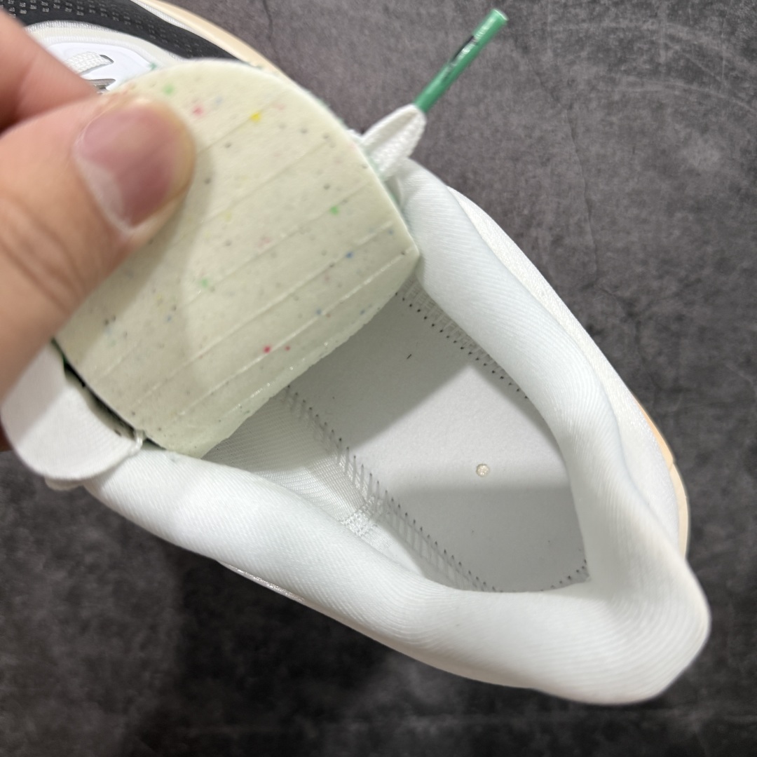 图片[2]-【纯原版】NK Zoom Fly 6 EK竞速飞行6代系列低帮轻质缓震透气休闲运动跑步鞋HJ7038-100 全新纯原版 超高清洁度做工 正确组合大底 内置抗扭片 完美版型 还原脚感 健身跑步必备跑鞋💪🏻 NK旗下主打竞速训练的Zoom Fly 6突然官宣，让不少跑步玩家都激动万分。根据 Nike 的官方说法，鞋款由基普乔格亲自监制并测试，可以说是受到地球最强跑者肯定的一双鞋。近日，这双鞋迎来基普乔格专属配色，并释出了官图。灵感来自基普乔格在土地跑道训练的经历，中底造型旨在还原训练后尘土覆盖的感觉。外观方面，延续了超大 Swoosh 的标志性设计，中底充满棱角感与层次感。科技方面，搭载加量ZoomX 与 SR-02 泡绵及全掌型 FlyPlate 碳纤维板 尺码：36 36.5 37.5 38 38.5 39 40 40.5 41 42 42.5 43 44 44.5 45 46-选品中心