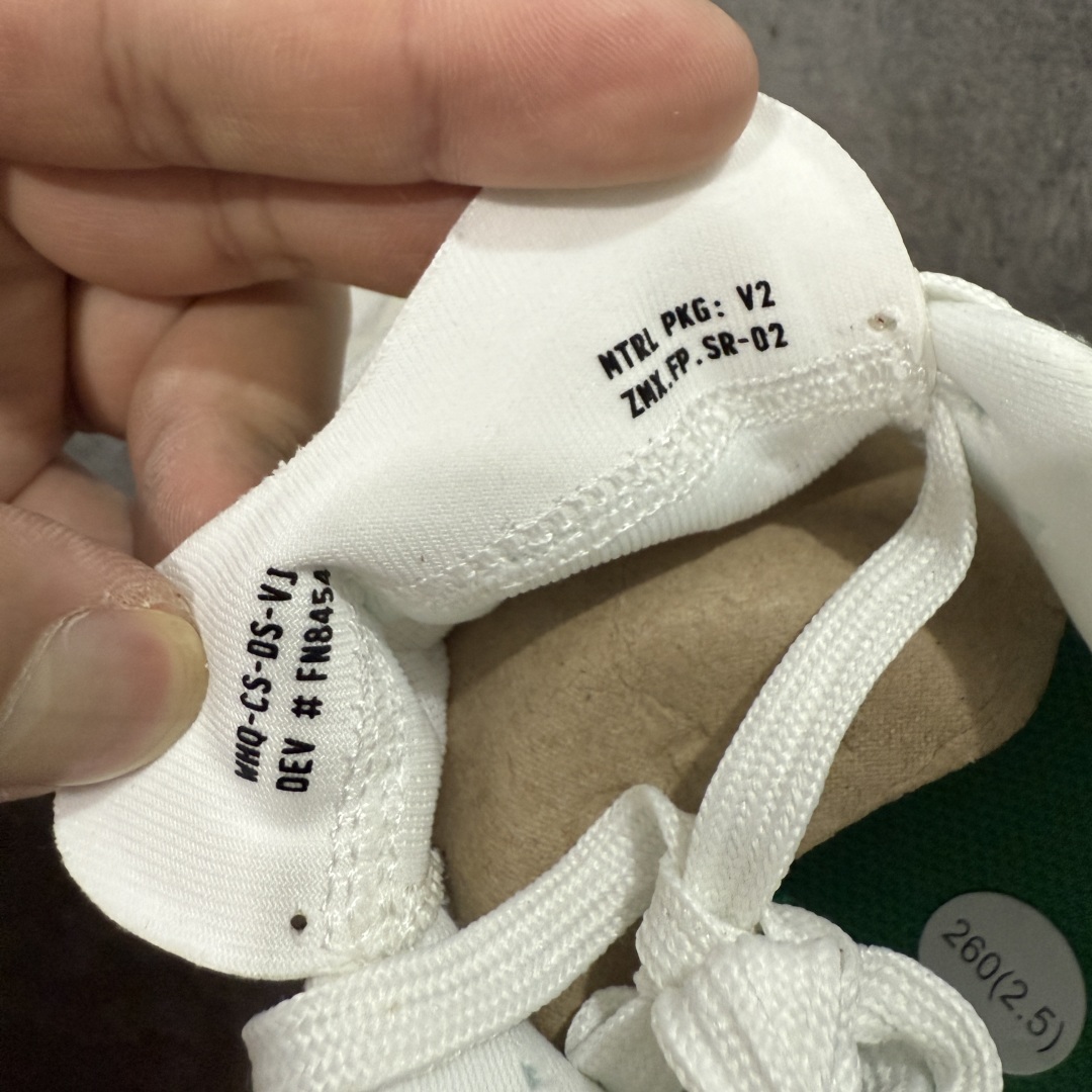 图片[3]-【纯原版】NK Zoom Fly 6 EK竞速飞行6代系列低帮轻质缓震透气休闲运动跑步鞋HJ7038-100 全新纯原版 超高清洁度做工 正确组合大底 内置抗扭片 完美版型 还原脚感 健身跑步必备跑鞋💪🏻 NK旗下主打竞速训练的Zoom Fly 6突然官宣，让不少跑步玩家都激动万分。根据 Nike 的官方说法，鞋款由基普乔格亲自监制并测试，可以说是受到地球最强跑者肯定的一双鞋。近日，这双鞋迎来基普乔格专属配色，并释出了官图。灵感来自基普乔格在土地跑道训练的经历，中底造型旨在还原训练后尘土覆盖的感觉。外观方面，延续了超大 Swoosh 的标志性设计，中底充满棱角感与层次感。科技方面，搭载加量ZoomX 与 SR-02 泡绵及全掌型 FlyPlate 碳纤维板 尺码：36 36.5 37.5 38 38.5 39 40 40.5 41 42 42.5 43 44 44.5 45 46-选品中心