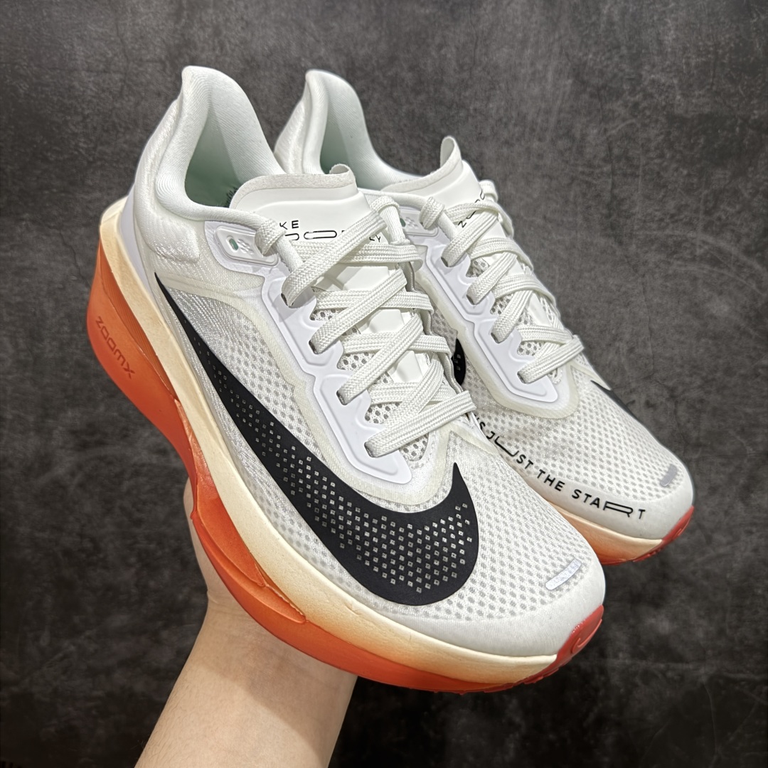 【纯原版】NK Zoom Fly 6 EK竞速飞行6代系列低帮轻质缓震透气休闲运动跑步鞋HJ7038-100 全新纯原版 超高清洁度做工 正确组合大底 内置抗扭片 完美版型 还原脚感 健身跑步必备跑鞋💪🏻 NK旗下主打竞速训练的Zoom Fly 6突然官宣,让不少跑步玩家都激动万分。根据 Nike 的官方说法,鞋款由基普乔格亲自监制并测试,可以说是受到地球最强跑者肯定的一双鞋。近日,这双鞋迎来基普乔格专属配色,并释出了官图。灵感来自基普乔格在土地跑道训练的经历,中底造型旨在还原训练后尘土覆盖的感觉。外观方面,延续了超大 Swoosh 的标志性设计,中底充满棱角感与层次感。科技方面,搭载加量ZoomX 与 SR-02 泡绵及全掌型 FlyPlate 碳纤维板 尺码:36 36.5 37.5 38 38.5 39 40 40.5 41 42 42.5 43 44 44.5 45 46-选品中心