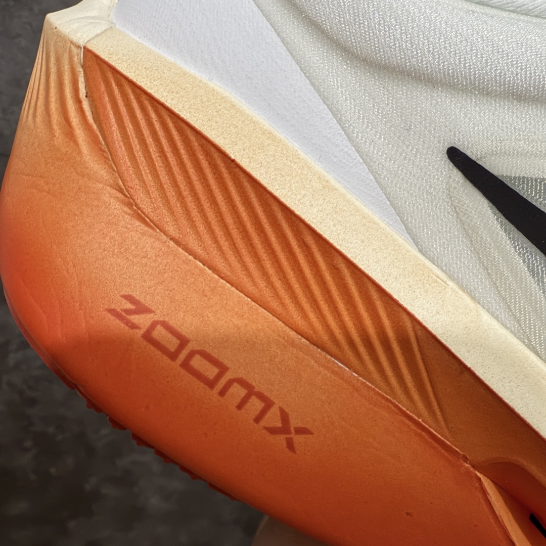 图片[7]-【纯原版】NK Zoom Fly 6 EK竞速飞行6代系列低帮轻质缓震透气休闲运动跑步鞋HJ7038-100 全新纯原版 超高清洁度做工 正确组合大底 内置抗扭片 完美版型 还原脚感 健身跑步必备跑鞋💪🏻 NK旗下主打竞速训练的Zoom Fly 6突然官宣，让不少跑步玩家都激动万分。根据 Nike 的官方说法，鞋款由基普乔格亲自监制并测试，可以说是受到地球最强跑者肯定的一双鞋。近日，这双鞋迎来基普乔格专属配色，并释出了官图。灵感来自基普乔格在土地跑道训练的经历，中底造型旨在还原训练后尘土覆盖的感觉。外观方面，延续了超大 Swoosh 的标志性设计，中底充满棱角感与层次感。科技方面，搭载加量ZoomX 与 SR-02 泡绵及全掌型 FlyPlate 碳纤维板 尺码：36 36.5 37.5 38 38.5 39 40 40.5 41 42 42.5 43 44 44.5 45 46-选品中心