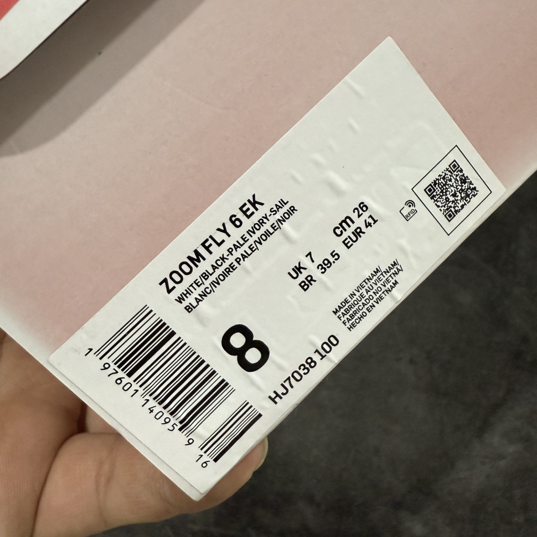 图片[9]-【纯原版】NK Zoom Fly 6 EK竞速飞行6代系列低帮轻质缓震透气休闲运动跑步鞋HJ7038-100 全新纯原版 超高清洁度做工 正确组合大底 内置抗扭片 完美版型 还原脚感 健身跑步必备跑鞋💪🏻 NK旗下主打竞速训练的Zoom Fly 6突然官宣，让不少跑步玩家都激动万分。根据 Nike 的官方说法，鞋款由基普乔格亲自监制并测试，可以说是受到地球最强跑者肯定的一双鞋。近日，这双鞋迎来基普乔格专属配色，并释出了官图。灵感来自基普乔格在土地跑道训练的经历，中底造型旨在还原训练后尘土覆盖的感觉。外观方面，延续了超大 Swoosh 的标志性设计，中底充满棱角感与层次感。科技方面，搭载加量ZoomX 与 SR-02 泡绵及全掌型 FlyPlate 碳纤维板 尺码：36 36.5 37.5 38 38.5 39 40 40.5 41 42 42.5 43 44 44.5 45 46-选品中心