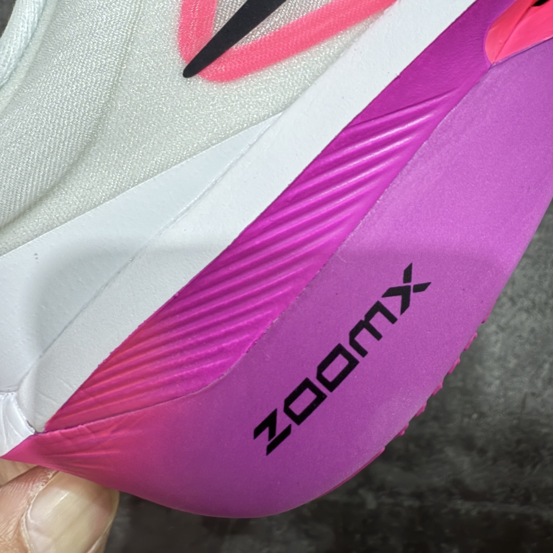 图片[3]-【纯原版】NK Zoom Fly 6 EK竞速飞行6代系列低帮轻质缓震透气休闲运动跑步鞋 FN8454-101 全新纯原版 超高清洁度做工 正确组合大底 内置抗扭片 完美版型 还原脚感 区别通货 健身跑步必备跑鞋💪🏻 NK旗下主打竞速训练的Zoom Fly 6突然官宣，让不少跑步玩家都激动万分。根据 Nike 的官方说法，鞋款由基普乔格亲自监制并测试，可以说是受到地球最强跑者肯定的一双鞋。近日，这双鞋迎来基普乔格专属配色，并释出了官图。灵感来自基普乔格在土地跑道训练的经历，中底造型旨在还原训练后尘土覆盖的感觉。外观方面，延续了超大 Swoosh 的标志性设计，中底充满棱角感与层次感。科技方面，搭载加量ZoomX 与 SR-02 泡绵及全掌型 FlyPlate 碳纤维板 尺码：36 36.5 37.5 38 38.5 39 40 40.5 41 42 42.5 43 44 44.5 45 46-选品中心