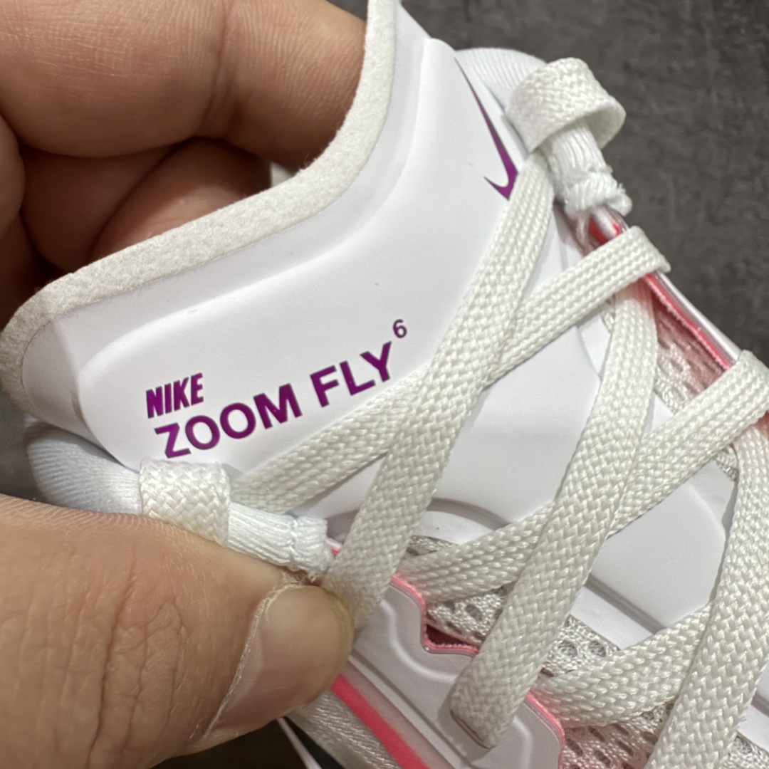 图片[6]-【纯原版】NK Zoom Fly 6 EK竞速飞行6代系列低帮轻质缓震透气休闲运动跑步鞋 FN8454-101 全新纯原版 超高清洁度做工 正确组合大底 内置抗扭片 完美版型 还原脚感 区别通货 健身跑步必备跑鞋💪🏻 NK旗下主打竞速训练的Zoom Fly 6突然官宣，让不少跑步玩家都激动万分。根据 Nike 的官方说法，鞋款由基普乔格亲自监制并测试，可以说是受到地球最强跑者肯定的一双鞋。近日，这双鞋迎来基普乔格专属配色，并释出了官图。灵感来自基普乔格在土地跑道训练的经历，中底造型旨在还原训练后尘土覆盖的感觉。外观方面，延续了超大 Swoosh 的标志性设计，中底充满棱角感与层次感。科技方面，搭载加量ZoomX 与 SR-02 泡绵及全掌型 FlyPlate 碳纤维板 尺码：36 36.5 37.5 38 38.5 39 40 40.5 41 42 42.5 43 44 44.5 45 46-选品中心