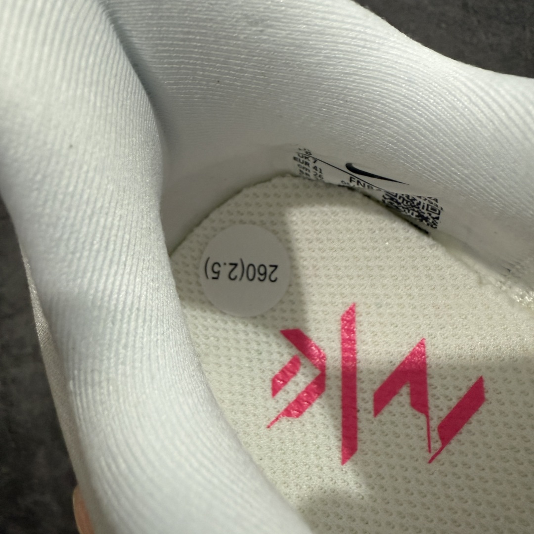图片[7]-【纯原版】NK Zoom Fly 6 EK竞速飞行6代系列低帮轻质缓震透气休闲运动跑步鞋 FN8454-101 全新纯原版 超高清洁度做工 正确组合大底 内置抗扭片 完美版型 还原脚感 区别通货 健身跑步必备跑鞋💪🏻 NK旗下主打竞速训练的Zoom Fly 6突然官宣，让不少跑步玩家都激动万分。根据 Nike 的官方说法，鞋款由基普乔格亲自监制并测试，可以说是受到地球最强跑者肯定的一双鞋。近日，这双鞋迎来基普乔格专属配色，并释出了官图。灵感来自基普乔格在土地跑道训练的经历，中底造型旨在还原训练后尘土覆盖的感觉。外观方面，延续了超大 Swoosh 的标志性设计，中底充满棱角感与层次感。科技方面，搭载加量ZoomX 与 SR-02 泡绵及全掌型 FlyPlate 碳纤维板 尺码：36 36.5 37.5 38 38.5 39 40 40.5 41 42 42.5 43 44 44.5 45 46-选品中心