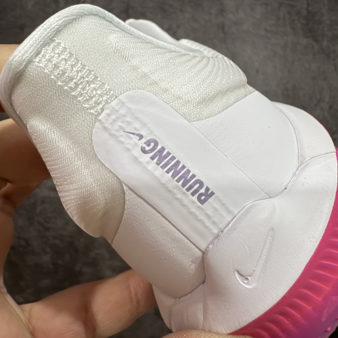 图片[2]-【纯原版】NK Zoom Fly 6 EK竞速飞行6代系列低帮轻质缓震透气休闲运动跑步鞋 FN8454-101 全新纯原版 超高清洁度做工 正确组合大底 内置抗扭片 完美版型 还原脚感 区别通货 健身跑步必备跑鞋💪🏻 NK旗下主打竞速训练的Zoom Fly 6突然官宣，让不少跑步玩家都激动万分。根据 Nike 的官方说法，鞋款由基普乔格亲自监制并测试，可以说是受到地球最强跑者肯定的一双鞋。近日，这双鞋迎来基普乔格专属配色，并释出了官图。灵感来自基普乔格在土地跑道训练的经历，中底造型旨在还原训练后尘土覆盖的感觉。外观方面，延续了超大 Swoosh 的标志性设计，中底充满棱角感与层次感。科技方面，搭载加量ZoomX 与 SR-02 泡绵及全掌型 FlyPlate 碳纤维板 尺码：36 36.5 37.5 38 38.5 39 40 40.5 41 42 42.5 43 44 44.5 45 46-选品中心