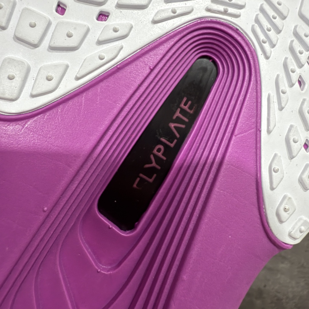 图片[9]-【纯原版】NK Zoom Fly 6 EK竞速飞行6代系列低帮轻质缓震透气休闲运动跑步鞋 FN8454-101 全新纯原版 超高清洁度做工 正确组合大底 内置抗扭片 完美版型 还原脚感 区别通货 健身跑步必备跑鞋💪🏻 NK旗下主打竞速训练的Zoom Fly 6突然官宣，让不少跑步玩家都激动万分。根据 Nike 的官方说法，鞋款由基普乔格亲自监制并测试，可以说是受到地球最强跑者肯定的一双鞋。近日，这双鞋迎来基普乔格专属配色，并释出了官图。灵感来自基普乔格在土地跑道训练的经历，中底造型旨在还原训练后尘土覆盖的感觉。外观方面，延续了超大 Swoosh 的标志性设计，中底充满棱角感与层次感。科技方面，搭载加量ZoomX 与 SR-02 泡绵及全掌型 FlyPlate 碳纤维板 尺码：36 36.5 37.5 38 38.5 39 40 40.5 41 42 42.5 43 44 44.5 45 46-选品中心