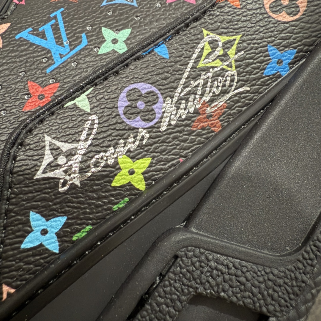 图片[3]-【海淘代购升级版】 现货当天可取 LV Trainer系列高奢运动鞋 Louis Vuitton LV Trainer系列 &村上隆/Takashi Murakami 黑三彩黑色 新款芯片顶级 潮人必备单品 同步ZP官网空胶工艺 鞋舌、挂饰均镶嵌NFC芯片感应装置 正确胶片断点式设计 中底正确还原原版油印字母比例 1：1原楦格板、楦头、刀磨全新升级！ 独家订制顶级压纹麂皮 原版开模TPU大底 质感原版一致 垫脚聚米微料加透气英伦网布 披靡市场任何版本！细节完美呈现！ 代购指定版本 全新升级最新双盒包装 扫码秒进官网！ 全套包装配件同比原版 尺码： 35-46-选品中心