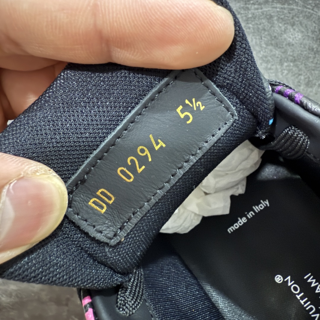 图片[7]-【海淘代购升级版】 现货当天可取 LV Trainer系列高奢运动鞋 Louis Vuitton LV Trainer系列 &村上隆/Takashi Murakami 黑三彩黑色 新款芯片顶级 潮人必备单品 同步ZP官网空胶工艺 鞋舌、挂饰均镶嵌NFC芯片感应装置 正确胶片断点式设计 中底正确还原原版油印字母比例 1：1原楦格板、楦头、刀磨全新升级！ 独家订制顶级压纹麂皮 原版开模TPU大底 质感原版一致 垫脚聚米微料加透气英伦网布 披靡市场任何版本！细节完美呈现！ 代购指定版本 全新升级最新双盒包装 扫码秒进官网！ 全套包装配件同比原版 尺码： 35-46-选品中心