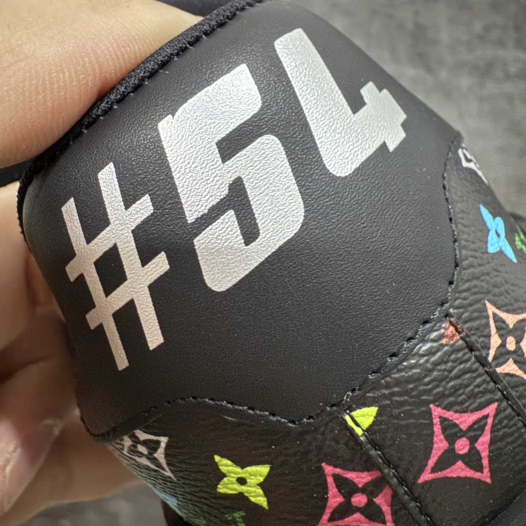 图片[2]-【海淘代购升级版】 现货当天可取 LV Trainer系列高奢运动鞋 Louis Vuitton LV Trainer系列 &村上隆/Takashi Murakami 黑三彩黑色 新款芯片顶级 潮人必备单品 同步ZP官网空胶工艺 鞋舌、挂饰均镶嵌NFC芯片感应装置 正确胶片断点式设计 中底正确还原原版油印字母比例 1：1原楦格板、楦头、刀磨全新升级！ 独家订制顶级压纹麂皮 原版开模TPU大底 质感原版一致 垫脚聚米微料加透气英伦网布 披靡市场任何版本！细节完美呈现！ 代购指定版本 全新升级最新双盒包装 扫码秒进官网！ 全套包装配件同比原版 尺码： 35-46-选品中心