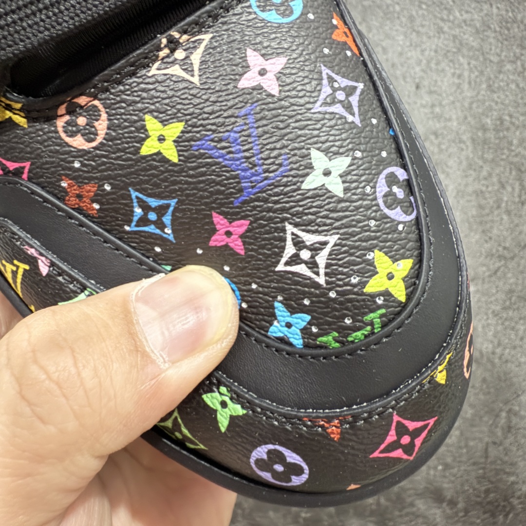 图片[5]-【海淘代购升级版】 现货当天可取 LV Trainer系列高奢运动鞋 Louis Vuitton LV Trainer系列 &村上隆/Takashi Murakami 黑三彩黑色 新款芯片顶级 潮人必备单品 同步ZP官网空胶工艺 鞋舌、挂饰均镶嵌NFC芯片感应装置 正确胶片断点式设计 中底正确还原原版油印字母比例 1：1原楦格板、楦头、刀磨全新升级！ 独家订制顶级压纹麂皮 原版开模TPU大底 质感原版一致 垫脚聚米微料加透气英伦网布 披靡市场任何版本！细节完美呈现！ 代购指定版本 全新升级最新双盒包装 扫码秒进官网！ 全套包装配件同比原版 尺码： 35-46-选品中心