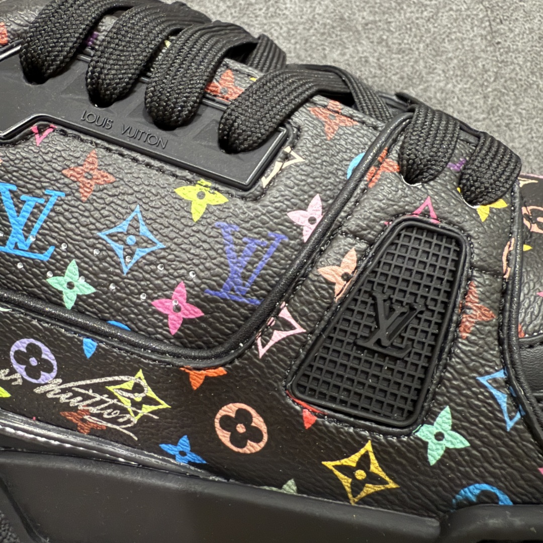 图片[4]-【海淘代购升级版】 现货当天可取 LV Trainer系列高奢运动鞋 Louis Vuitton LV Trainer系列 &村上隆/Takashi Murakami 黑三彩黑色 新款芯片顶级 潮人必备单品 同步ZP官网空胶工艺 鞋舌、挂饰均镶嵌NFC芯片感应装置 正确胶片断点式设计 中底正确还原原版油印字母比例 1：1原楦格板、楦头、刀磨全新升级！ 独家订制顶级压纹麂皮 原版开模TPU大底 质感原版一致 垫脚聚米微料加透气英伦网布 披靡市场任何版本！细节完美呈现！ 代购指定版本 全新升级最新双盒包装 扫码秒进官网！ 全套包装配件同比原版 尺码： 35-46-选品中心