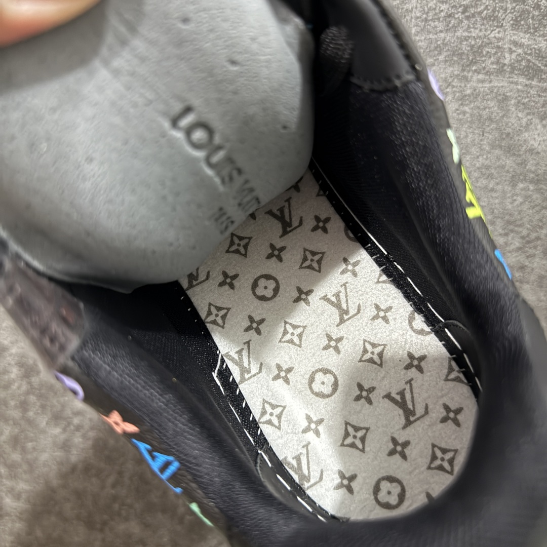 图片[9]-【海淘代购升级版】 现货当天可取 LV Trainer系列高奢运动鞋 Louis Vuitton LV Trainer系列 &村上隆/Takashi Murakami 黑三彩黑色 新款芯片顶级 潮人必备单品 同步ZP官网空胶工艺 鞋舌、挂饰均镶嵌NFC芯片感应装置 正确胶片断点式设计 中底正确还原原版油印字母比例 1：1原楦格板、楦头、刀磨全新升级！ 独家订制顶级压纹麂皮 原版开模TPU大底 质感原版一致 垫脚聚米微料加透气英伦网布 披靡市场任何版本！细节完美呈现！ 代购指定版本 全新升级最新双盒包装 扫码秒进官网！ 全套包装配件同比原版 尺码： 35-46-选品中心