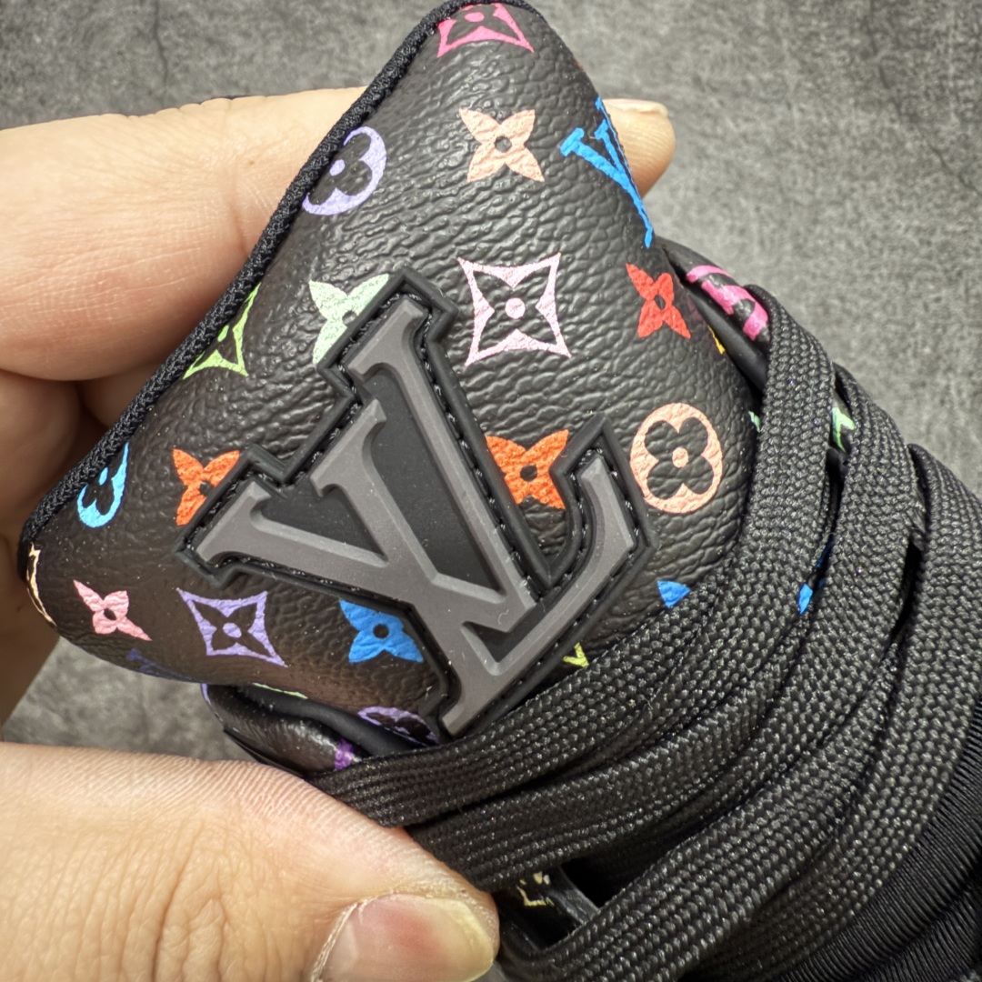 图片[6]-【海淘代购升级版】 现货当天可取 LV Trainer系列高奢运动鞋 Louis Vuitton LV Trainer系列 &村上隆/Takashi Murakami 黑三彩黑色 新款芯片顶级 潮人必备单品 同步ZP官网空胶工艺 鞋舌、挂饰均镶嵌NFC芯片感应装置 正确胶片断点式设计 中底正确还原原版油印字母比例 1：1原楦格板、楦头、刀磨全新升级！ 独家订制顶级压纹麂皮 原版开模TPU大底 质感原版一致 垫脚聚米微料加透气英伦网布 披靡市场任何版本！细节完美呈现！ 代购指定版本 全新升级最新双盒包装 扫码秒进官网！ 全套包装配件同比原版 尺码： 35-46-选品中心