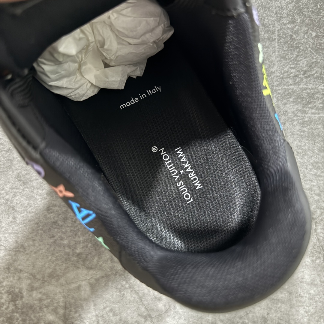 图片[8]-【海淘代购升级版】 现货当天可取 LV Trainer系列高奢运动鞋 Louis Vuitton LV Trainer系列 &村上隆/Takashi Murakami 黑三彩黑色 新款芯片顶级 潮人必备单品 同步ZP官网空胶工艺 鞋舌、挂饰均镶嵌NFC芯片感应装置 正确胶片断点式设计 中底正确还原原版油印字母比例 1：1原楦格板、楦头、刀磨全新升级！ 独家订制顶级压纹麂皮 原版开模TPU大底 质感原版一致 垫脚聚米微料加透气英伦网布 披靡市场任何版本！细节完美呈现！ 代购指定版本 全新升级最新双盒包装 扫码秒进官网！ 全套包装配件同比原版 尺码： 35-46-选品中心