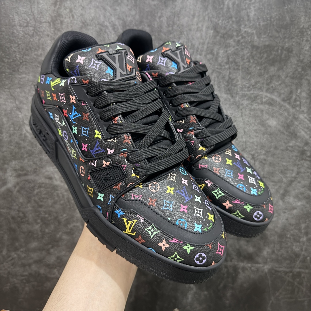 【海淘代购升级版】 现货当天可取 LV Trainer系列高奢运动鞋 Louis Vuitton LV Trainer系列 &村上隆/Takashi Murakami 黑三彩黑色 新款芯片顶级 潮人必备单品 同步ZP官网空胶工艺 鞋舌、挂饰均镶嵌NFC芯片感应装置 正确胶片断点式设计 中底正确还原原版油印字母比例 1：1原楦格板、楦头、刀磨全新升级！ 独家订制顶级压纹麂皮 原版开模TPU大底 质感原版一致 垫脚聚米微料加透气英伦网布 披靡市场任何版本！细节完美呈现！ 代购指定版本 全新升级最新双盒包装 扫码秒进官网！ 全套包装配件同比原版 尺码： 35-46-选品中心