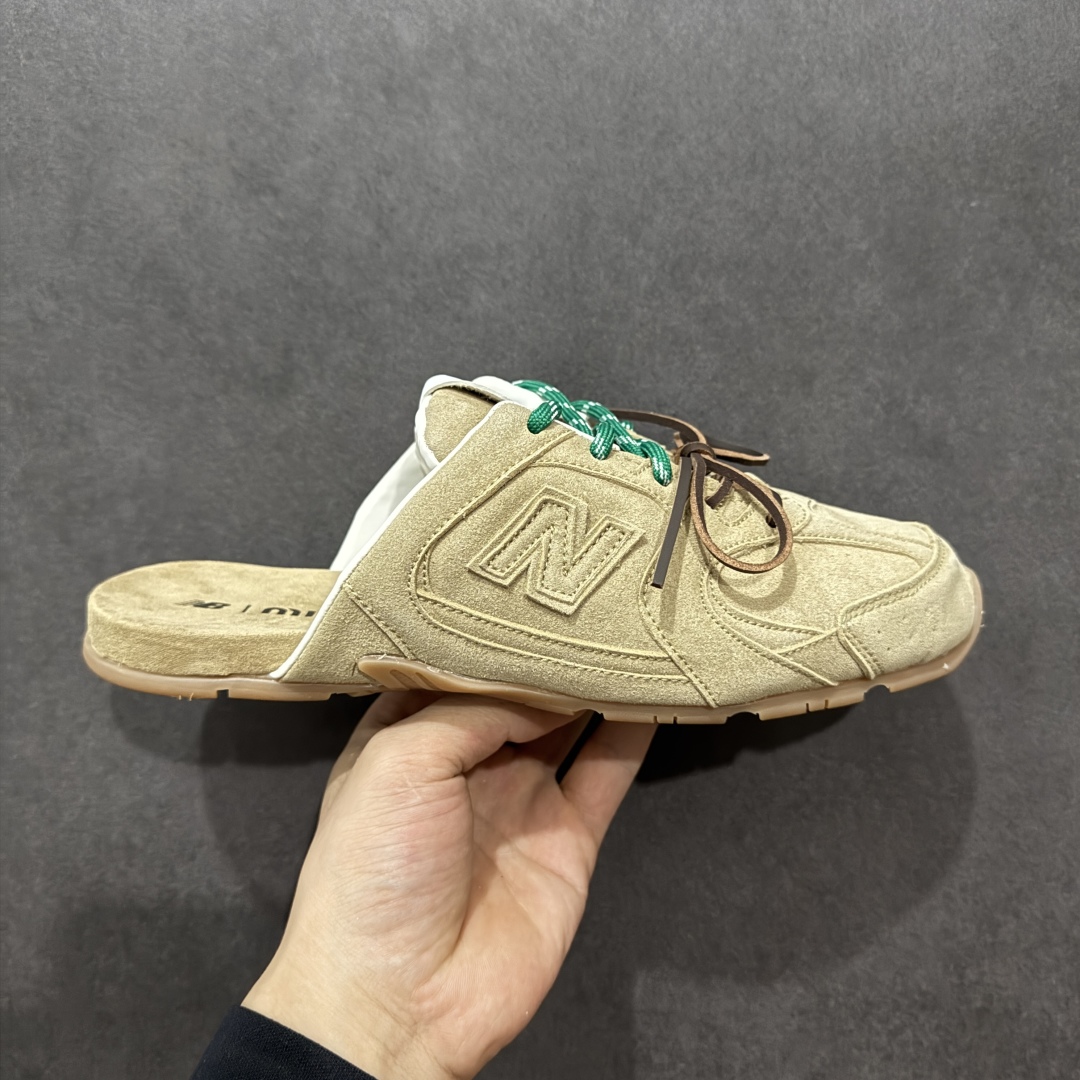 【公司级】MiuMiu x New Balance 530系列 意大利奢侈品牌/缪缪联名款 低帮经典复古休闲半拖  #鞋款采用解构和轻盈的设计,彷旧的布料包覆着 New Balance 530的轮廓,刻意磨损、不均匀的皮革色调,让波鞋多了不同的个性 这款联名鞋款配有双鞋带设计,包括白色、橙色、棕色和黄色鞋带,营造出随性系起的感觉,为整体感又多了几分 Boyish 以及率性感  尺码:36 37 37.5 38 38.5 39.5 40 40.5 41.5 42 42.5 43.5 44 44.5 45-选品中心