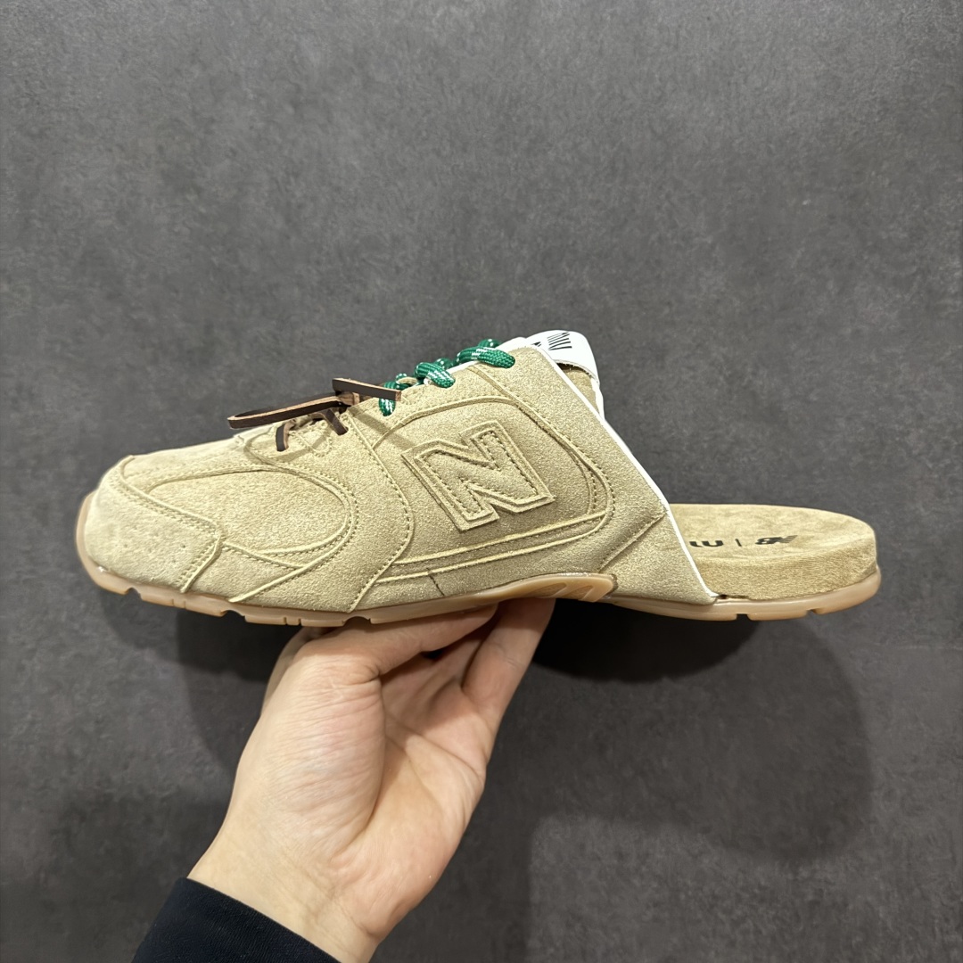 图片[2]-【公司级】MiuMiu x New Balance 530系列 意大利奢侈品牌/缪缪联名款 低帮经典复古休闲半拖  #鞋款采用解构和轻盈的设计，彷旧的布料包覆着 New Balance 530的轮廓，刻意磨损、不均匀的皮革色调，让波鞋多了不同的个性 这款联名鞋款配有双鞋带设计，包括白色、橙色、棕色和黄色鞋带，营造出随性系起的感觉，为整体感又多了几分 Boyish 以及率性感  尺码：36 37 37.5 38 38.5 39.5 40 40.5 41.5 42 42.5 43.5 44 44.5 45-选品中心
