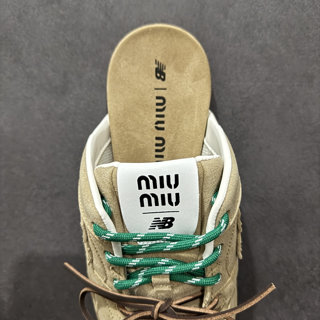 图片[7]-【公司级】MiuMiu x New Balance 530系列 意大利奢侈品牌/缪缪联名款 低帮经典复古休闲半拖  #鞋款采用解构和轻盈的设计，彷旧的布料包覆着 New Balance 530的轮廓，刻意磨损、不均匀的皮革色调，让波鞋多了不同的个性 这款联名鞋款配有双鞋带设计，包括白色、橙色、棕色和黄色鞋带，营造出随性系起的感觉，为整体感又多了几分 Boyish 以及率性感  尺码：36 37 37.5 38 38.5 39.5 40 40.5 41.5 42 42.5 43.5 44 44.5 45-选品中心