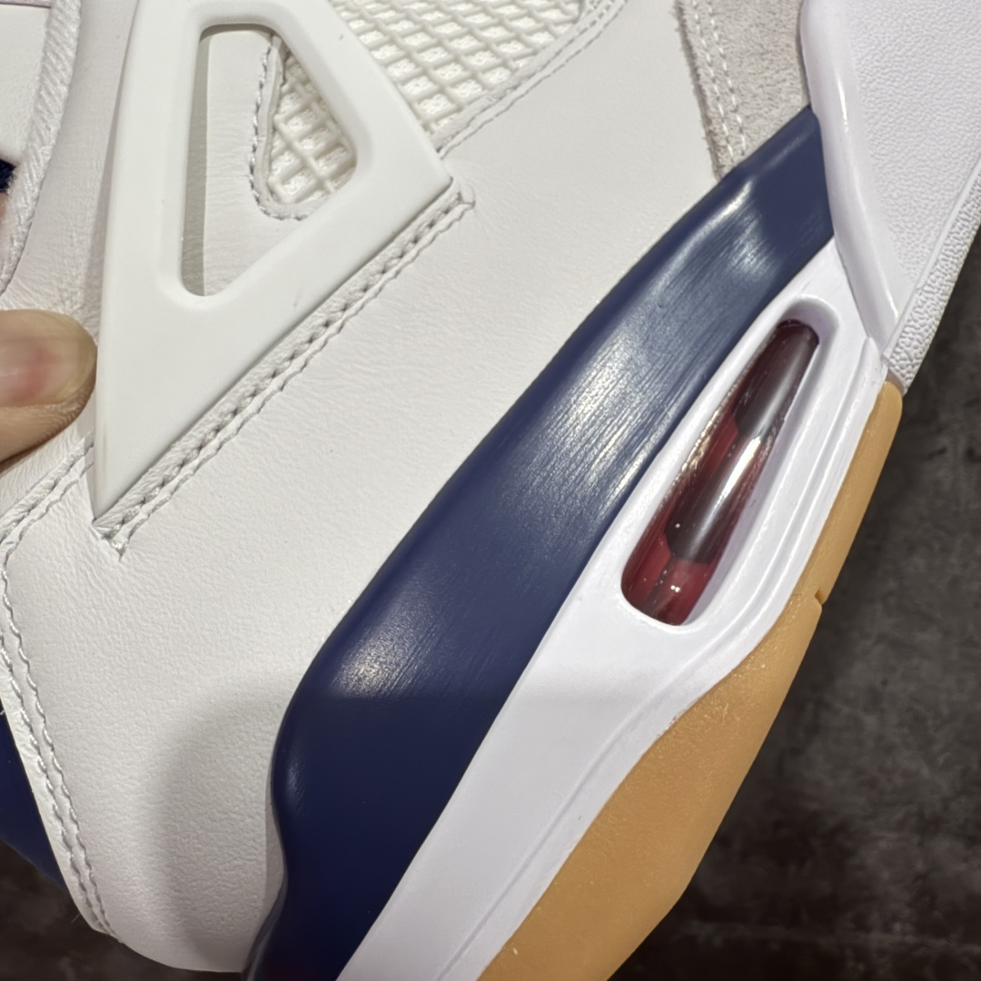 图片[3]-【OG纯原】NK SB x Air Jordan AJ4 联名海军蓝 白蓝 DR5415-100 圈内知名大厂出货 全套原纸板楦头开发 原厂特供皮料加持 确保原汁原味 完美呈现四代版型 一比一鞋头弧度高度鞋身弧度 数据细节工艺流程均保持原鞋一致 原厂TPU网格鞋带扣 正确内里网布 菱角分明不变形无多余毛边 柔软性质感一致于原鞋 市场唯一原厂鞋扣模具 背面可见隐藏注塑口 原厂织唛标 原厂飞人电绣工艺 尾指中部跳三针 独家绑鞋带手法 印刷中底布 四线拉帮 米色美纹纸贴合固定 进口港宝加持 后跟自然饱满 全鞋荧光划线卡点 追求极致完美 每一双都是工艺品 多重QC质检 超越公司货的品控标准 实实在在的免检产品 尺码：36-47.5-选品中心