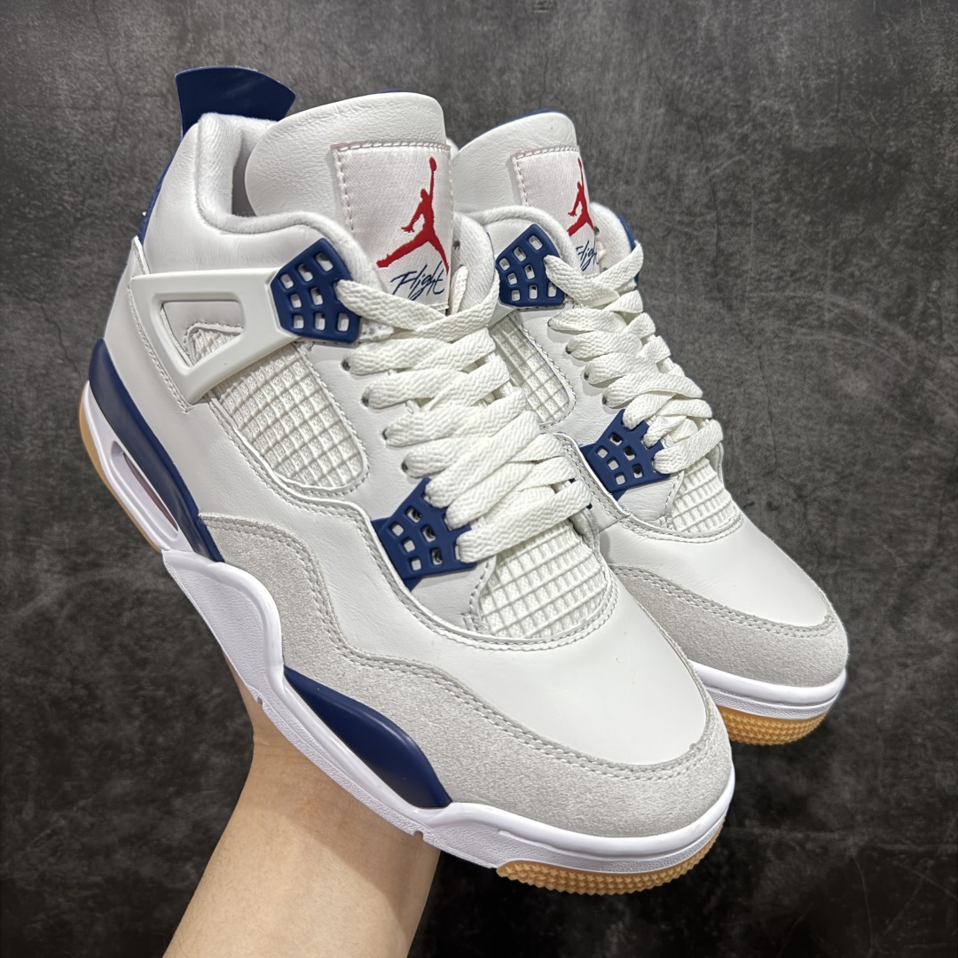 【OG纯原】NK SB x Air Jordan AJ4 联名海军蓝 白蓝 DR5415-100 圈内知名大厂出货 全套原纸板楦头开发 原厂特供皮料加持 确保原汁原味 完美呈现四代版型 一比一鞋头弧度高度鞋身弧度 数据细节工艺流程均保持原鞋一致 原厂TPU网格鞋带扣 正确内里网布 菱角分明不变形无多余毛边 柔软性质感一致于原鞋 市场唯一原厂鞋扣模具 背面可见隐藏注塑口 原厂织唛标 原厂飞人电绣工艺 尾指中部跳三针 独家绑鞋带手法 印刷中底布 四线拉帮 米色美纹纸贴合固定 进口港宝加持 后跟自然饱满 全鞋荧光划线卡点 追求极致完美 每一双都是工艺品 多重QC质检 超越公司货的品控标准 实实在在的免检产品 尺码：36-47.5-选品中心