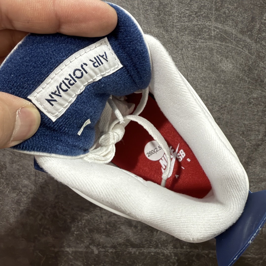 图片[8]-【OG纯原】NK SB x Air Jordan AJ4 联名海军蓝 白蓝 DR5415-100 圈内知名大厂出货 全套原纸板楦头开发 原厂特供皮料加持 确保原汁原味 完美呈现四代版型 一比一鞋头弧度高度鞋身弧度 数据细节工艺流程均保持原鞋一致 原厂TPU网格鞋带扣 正确内里网布 菱角分明不变形无多余毛边 柔软性质感一致于原鞋 市场唯一原厂鞋扣模具 背面可见隐藏注塑口 原厂织唛标 原厂飞人电绣工艺 尾指中部跳三针 独家绑鞋带手法 印刷中底布 四线拉帮 米色美纹纸贴合固定 进口港宝加持 后跟自然饱满 全鞋荧光划线卡点 追求极致完美 每一双都是工艺品 多重QC质检 超越公司货的品控标准 实实在在的免检产品 尺码：36-47.5-选品中心