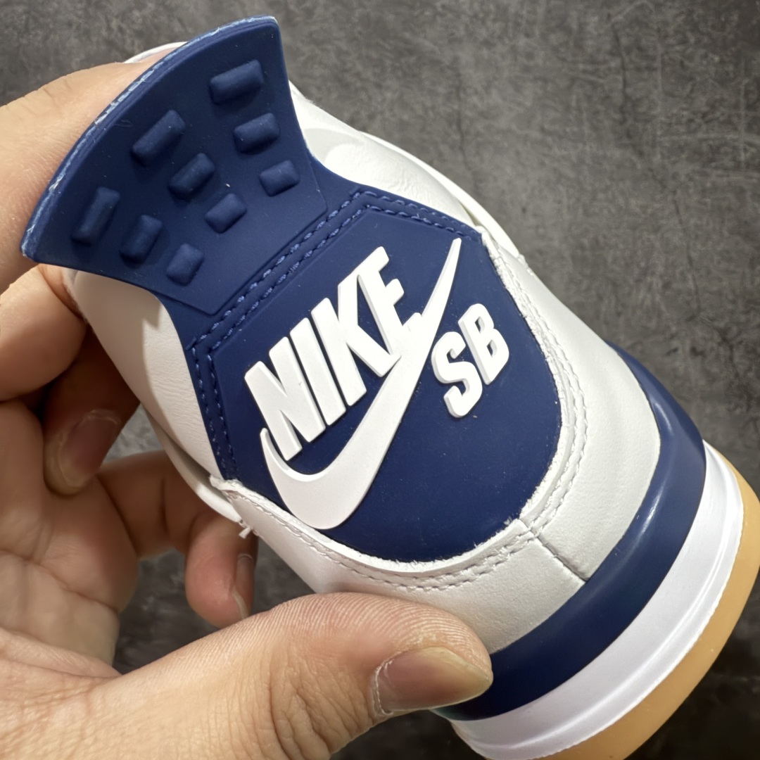 图片[2]-【OG纯原】NK SB x Air Jordan AJ4 联名海军蓝 白蓝 DR5415-100 圈内知名大厂出货 全套原纸板楦头开发 原厂特供皮料加持 确保原汁原味 完美呈现四代版型 一比一鞋头弧度高度鞋身弧度 数据细节工艺流程均保持原鞋一致 原厂TPU网格鞋带扣 正确内里网布 菱角分明不变形无多余毛边 柔软性质感一致于原鞋 市场唯一原厂鞋扣模具 背面可见隐藏注塑口 原厂织唛标 原厂飞人电绣工艺 尾指中部跳三针 独家绑鞋带手法 印刷中底布 四线拉帮 米色美纹纸贴合固定 进口港宝加持 后跟自然饱满 全鞋荧光划线卡点 追求极致完美 每一双都是工艺品 多重QC质检 超越公司货的品控标准 实实在在的免检产品 尺码：36-47.5-选品中心