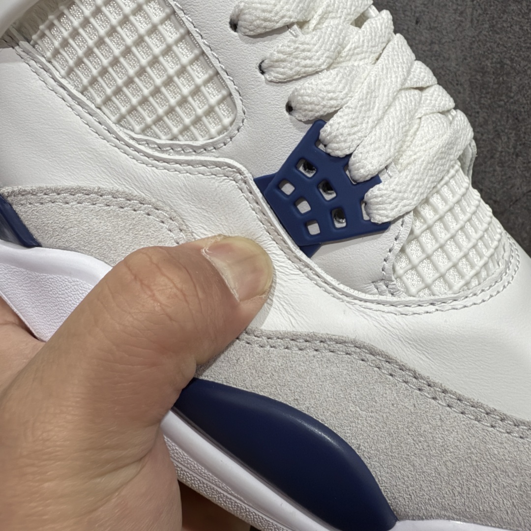 图片[5]-【OG纯原】NK SB x Air Jordan AJ4 联名海军蓝 白蓝 DR5415-100 圈内知名大厂出货 全套原纸板楦头开发 原厂特供皮料加持 确保原汁原味 完美呈现四代版型 一比一鞋头弧度高度鞋身弧度 数据细节工艺流程均保持原鞋一致 原厂TPU网格鞋带扣 正确内里网布 菱角分明不变形无多余毛边 柔软性质感一致于原鞋 市场唯一原厂鞋扣模具 背面可见隐藏注塑口 原厂织唛标 原厂飞人电绣工艺 尾指中部跳三针 独家绑鞋带手法 印刷中底布 四线拉帮 米色美纹纸贴合固定 进口港宝加持 后跟自然饱满 全鞋荧光划线卡点 追求极致完美 每一双都是工艺品 多重QC质检 超越公司货的品控标准 实实在在的免检产品 尺码：36-47.5-选品中心