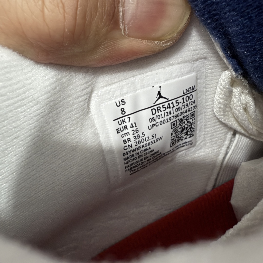 图片[9]-【OG纯原】NK SB x Air Jordan AJ4 联名海军蓝 白蓝 DR5415-100 圈内知名大厂出货 全套原纸板楦头开发 原厂特供皮料加持 确保原汁原味 完美呈现四代版型 一比一鞋头弧度高度鞋身弧度 数据细节工艺流程均保持原鞋一致 原厂TPU网格鞋带扣 正确内里网布 菱角分明不变形无多余毛边 柔软性质感一致于原鞋 市场唯一原厂鞋扣模具 背面可见隐藏注塑口 原厂织唛标 原厂飞人电绣工艺 尾指中部跳三针 独家绑鞋带手法 印刷中底布 四线拉帮 米色美纹纸贴合固定 进口港宝加持 后跟自然饱满 全鞋荧光划线卡点 追求极致完美 每一双都是工艺品 多重QC质检 超越公司货的品控标准 实实在在的免检产品 尺码：36-47.5-选品中心