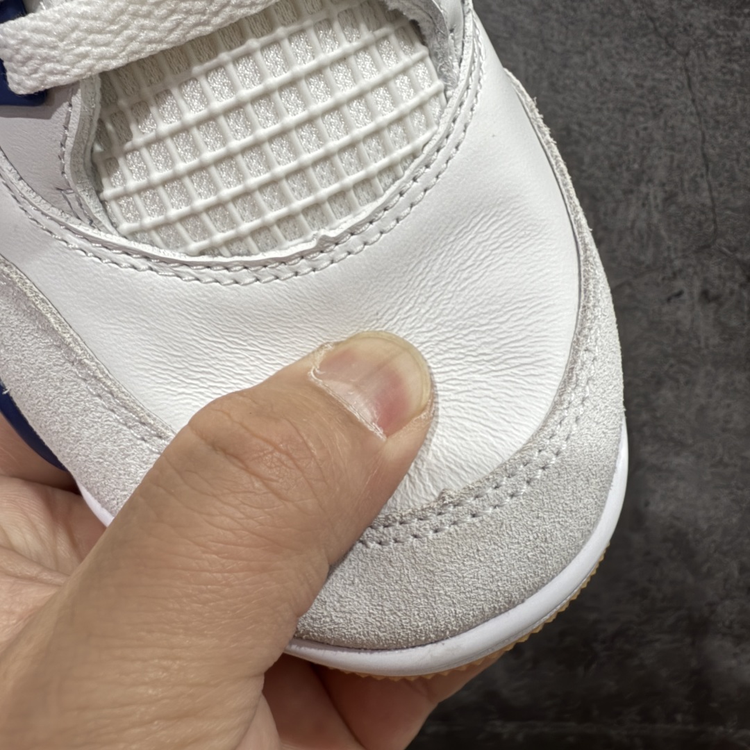 图片[6]-【OG纯原】NK SB x Air Jordan AJ4 联名海军蓝 白蓝 DR5415-100 圈内知名大厂出货 全套原纸板楦头开发 原厂特供皮料加持 确保原汁原味 完美呈现四代版型 一比一鞋头弧度高度鞋身弧度 数据细节工艺流程均保持原鞋一致 原厂TPU网格鞋带扣 正确内里网布 菱角分明不变形无多余毛边 柔软性质感一致于原鞋 市场唯一原厂鞋扣模具 背面可见隐藏注塑口 原厂织唛标 原厂飞人电绣工艺 尾指中部跳三针 独家绑鞋带手法 印刷中底布 四线拉帮 米色美纹纸贴合固定 进口港宝加持 后跟自然饱满 全鞋荧光划线卡点 追求极致完美 每一双都是工艺品 多重QC质检 超越公司货的品控标准 实实在在的免检产品 尺码：36-47.5-选品中心